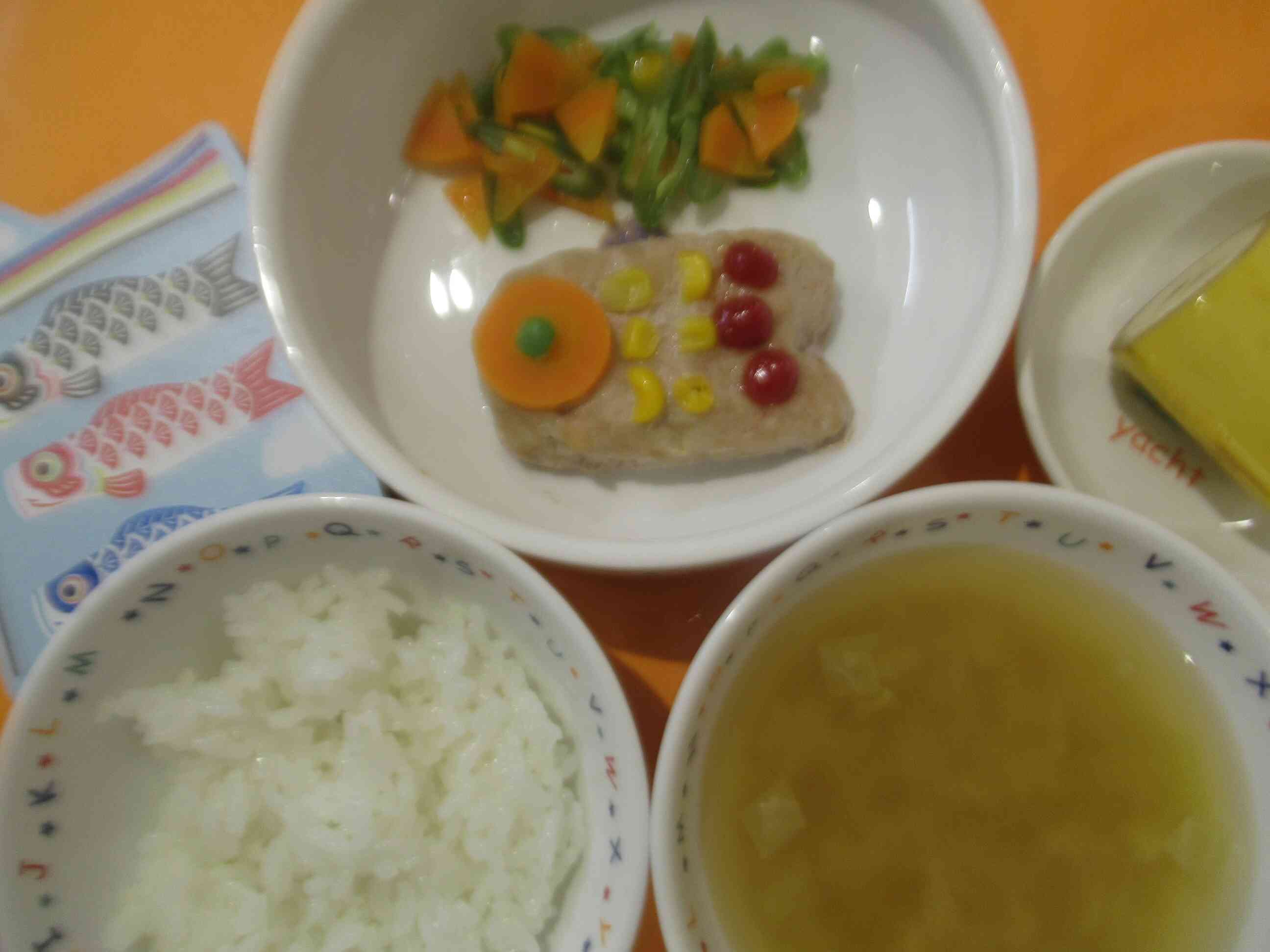 ５月の給食「鯉のぼりハンバーグ」