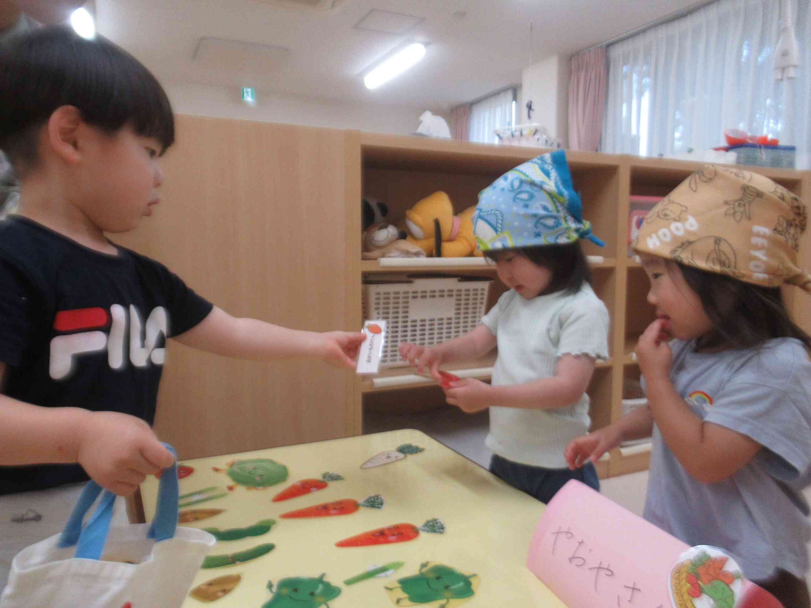 5月の食育活動「春野菜に触れよう」