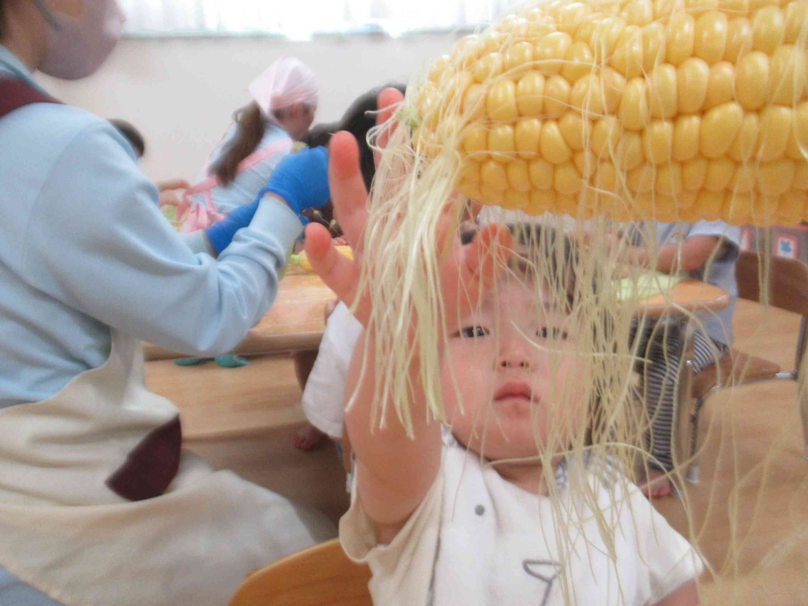 トウモロコシの皮むきをして味わいました♪