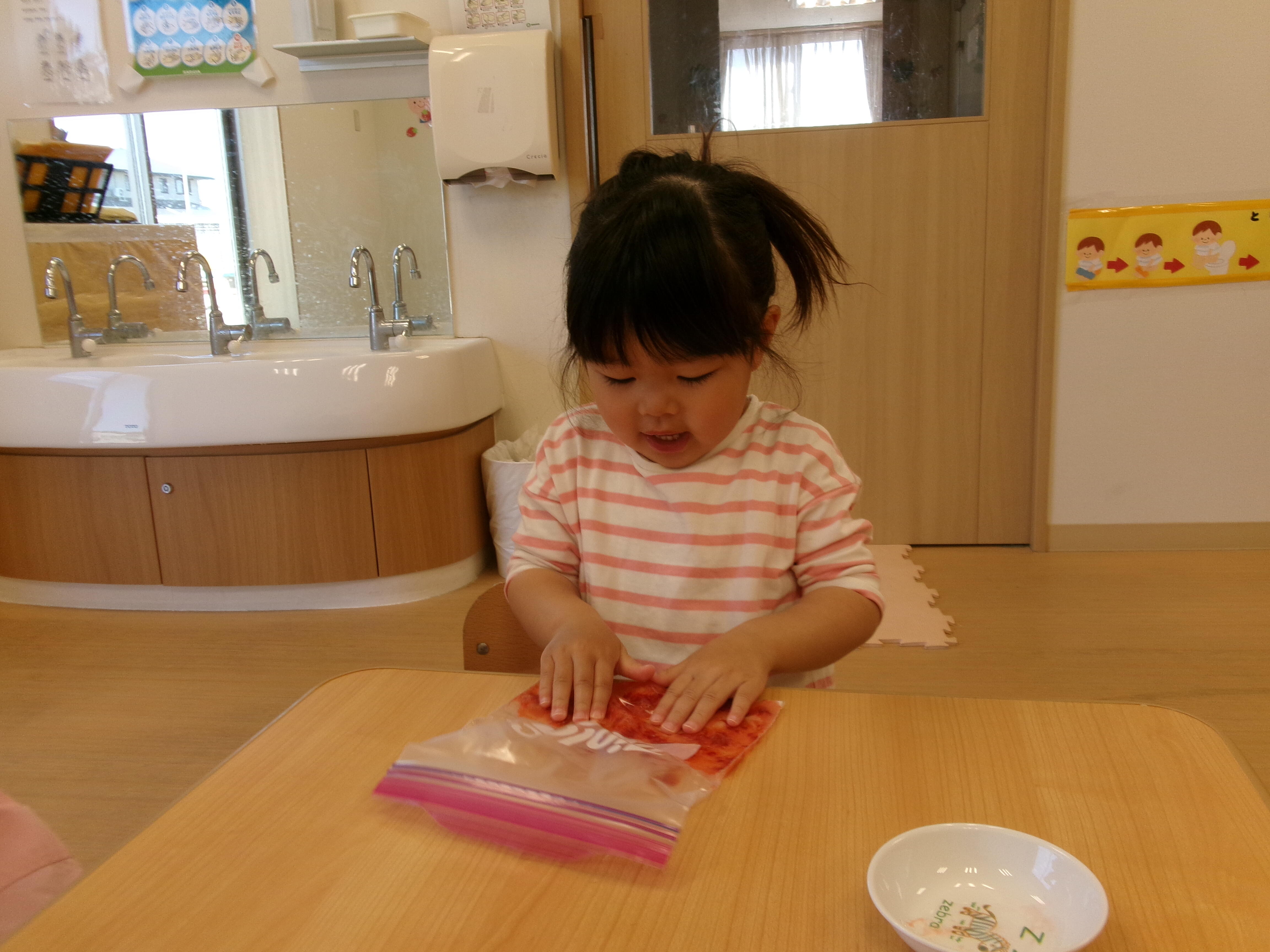 袋に入れた苺を潰していくよ!
