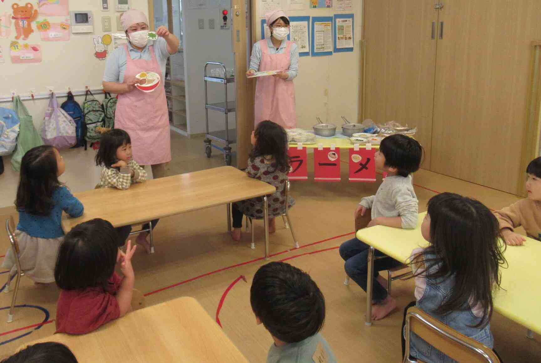 ラーメンバイキングのお話中…みんな真剣です。