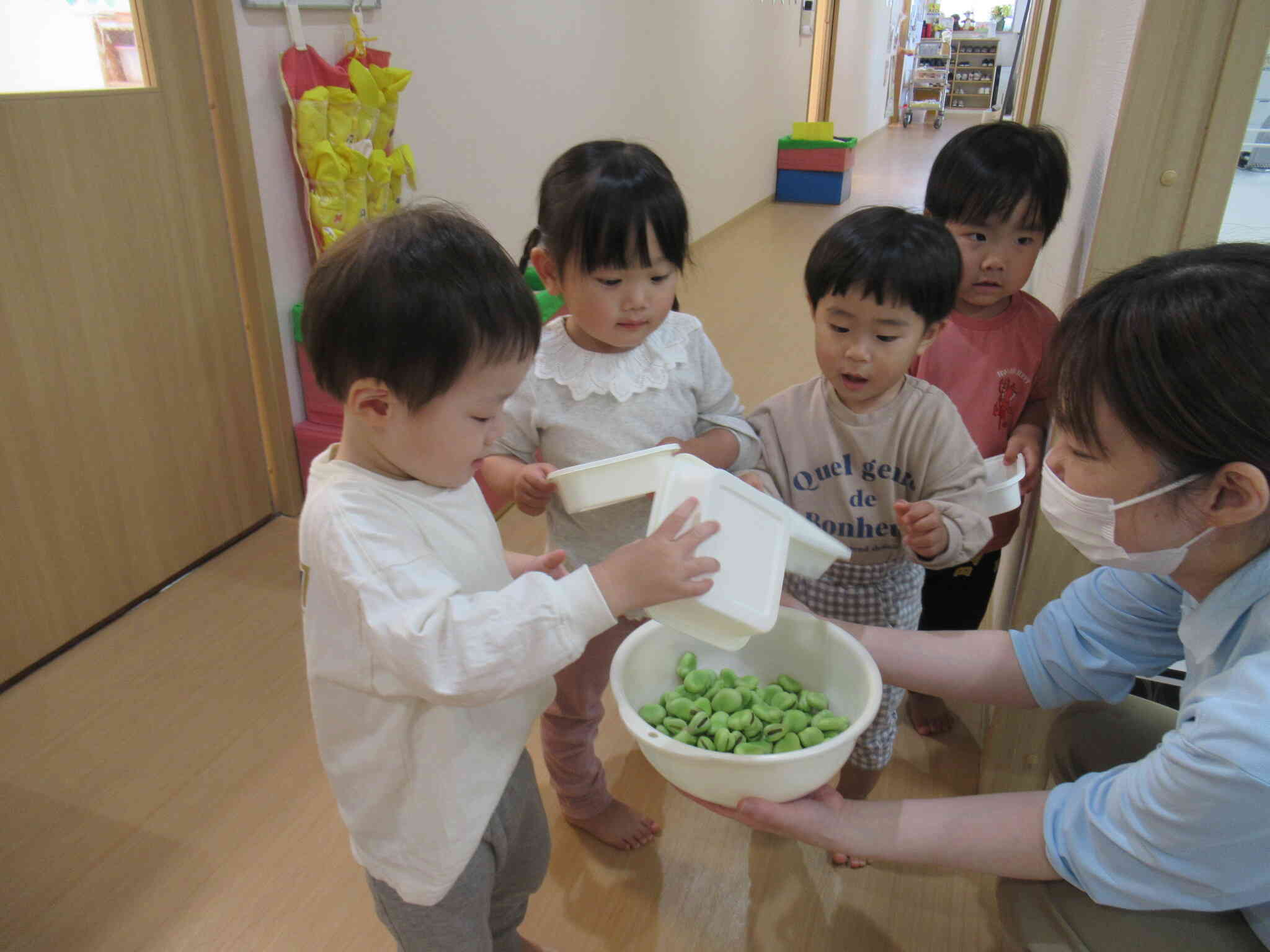 給食室にお届けしましょう♪