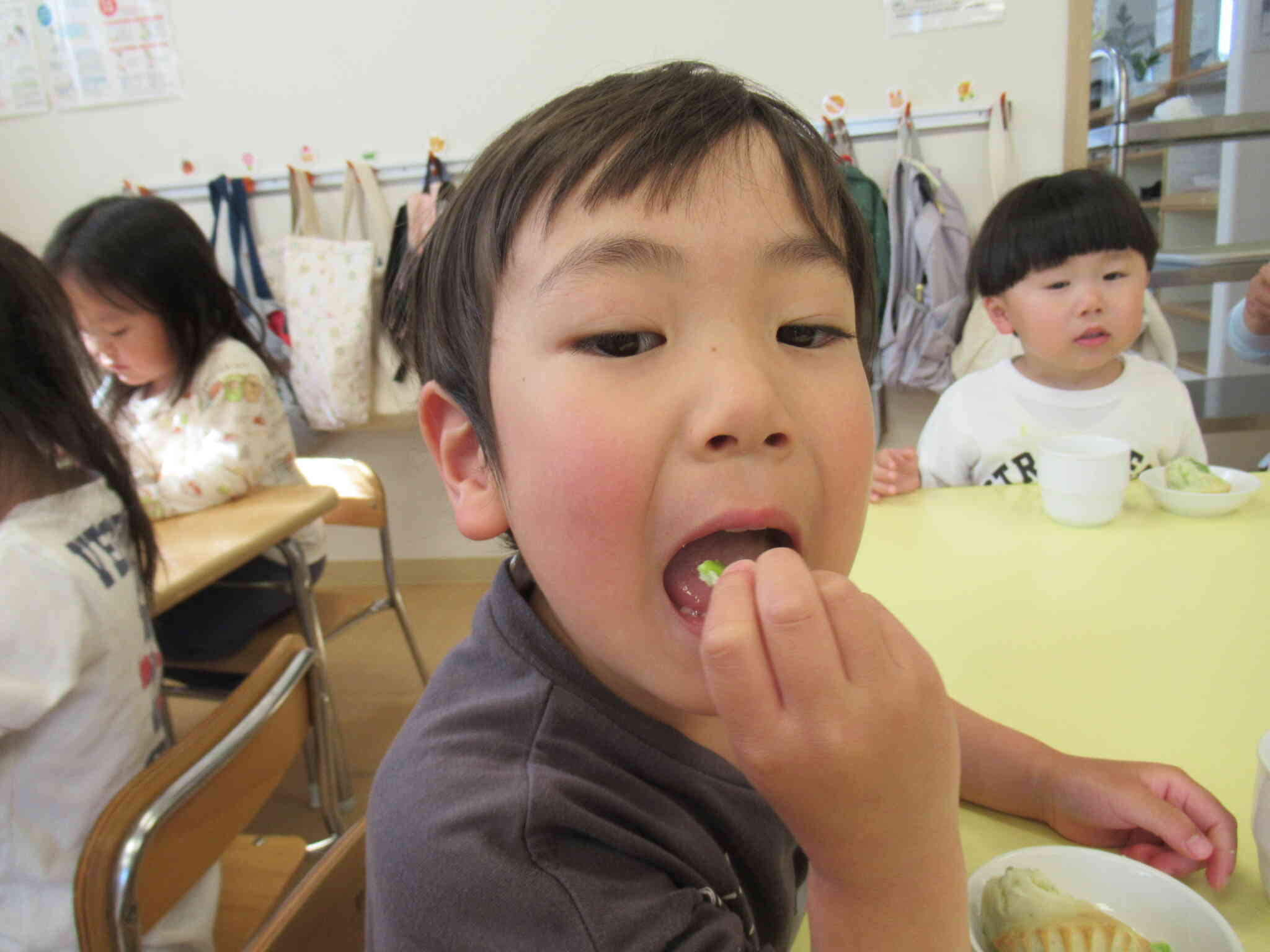そら豆のケーキ、みんなでいただきます♪