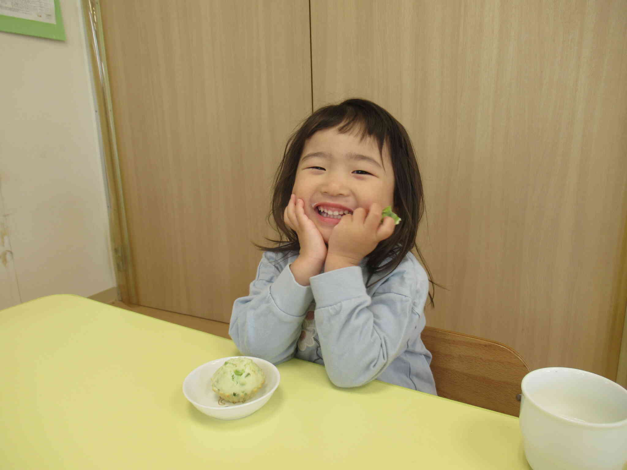 そら豆をパクッ！と食べて、にっこり♪
