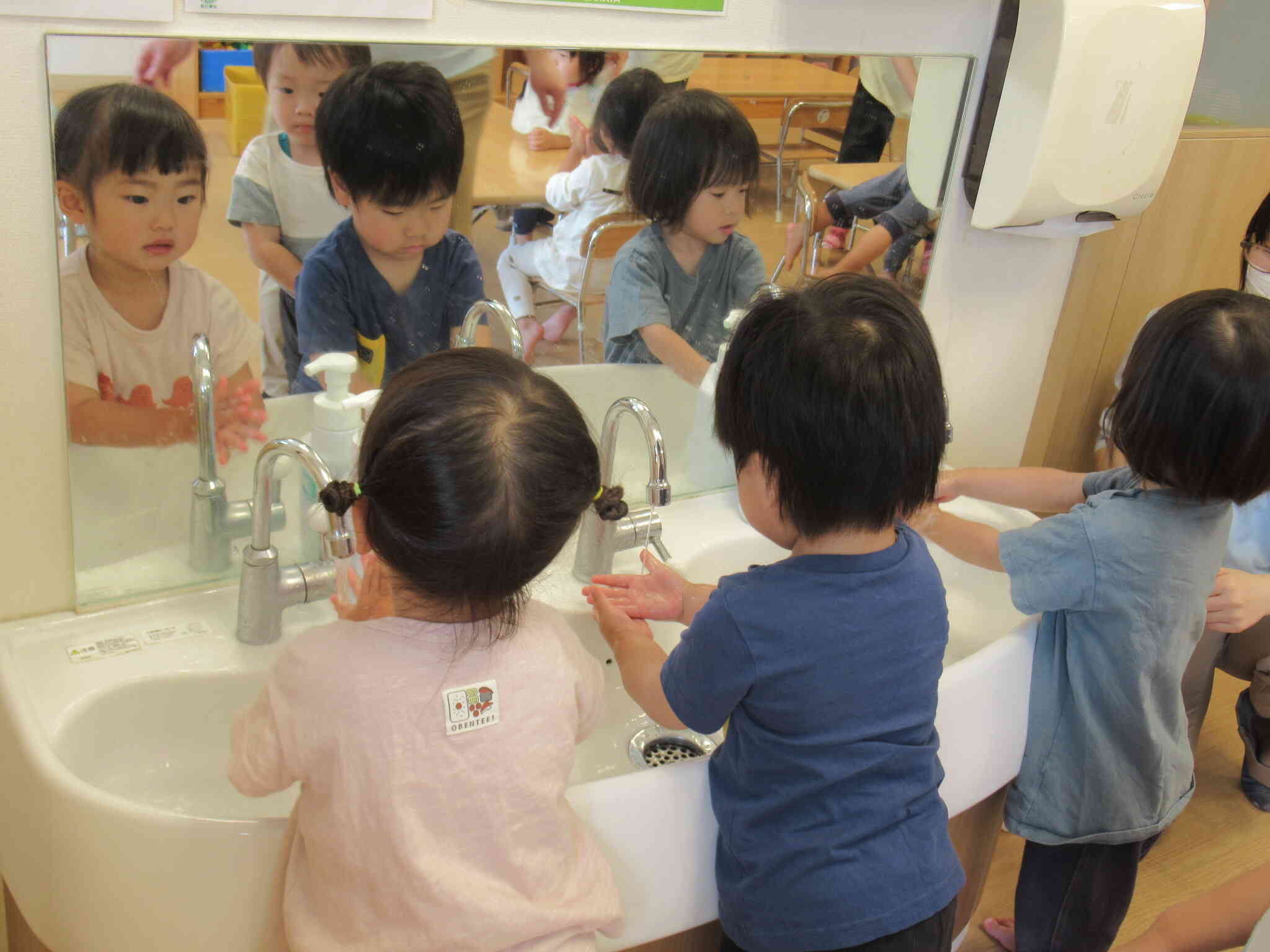 給食の前はみんなで手を洗おう！