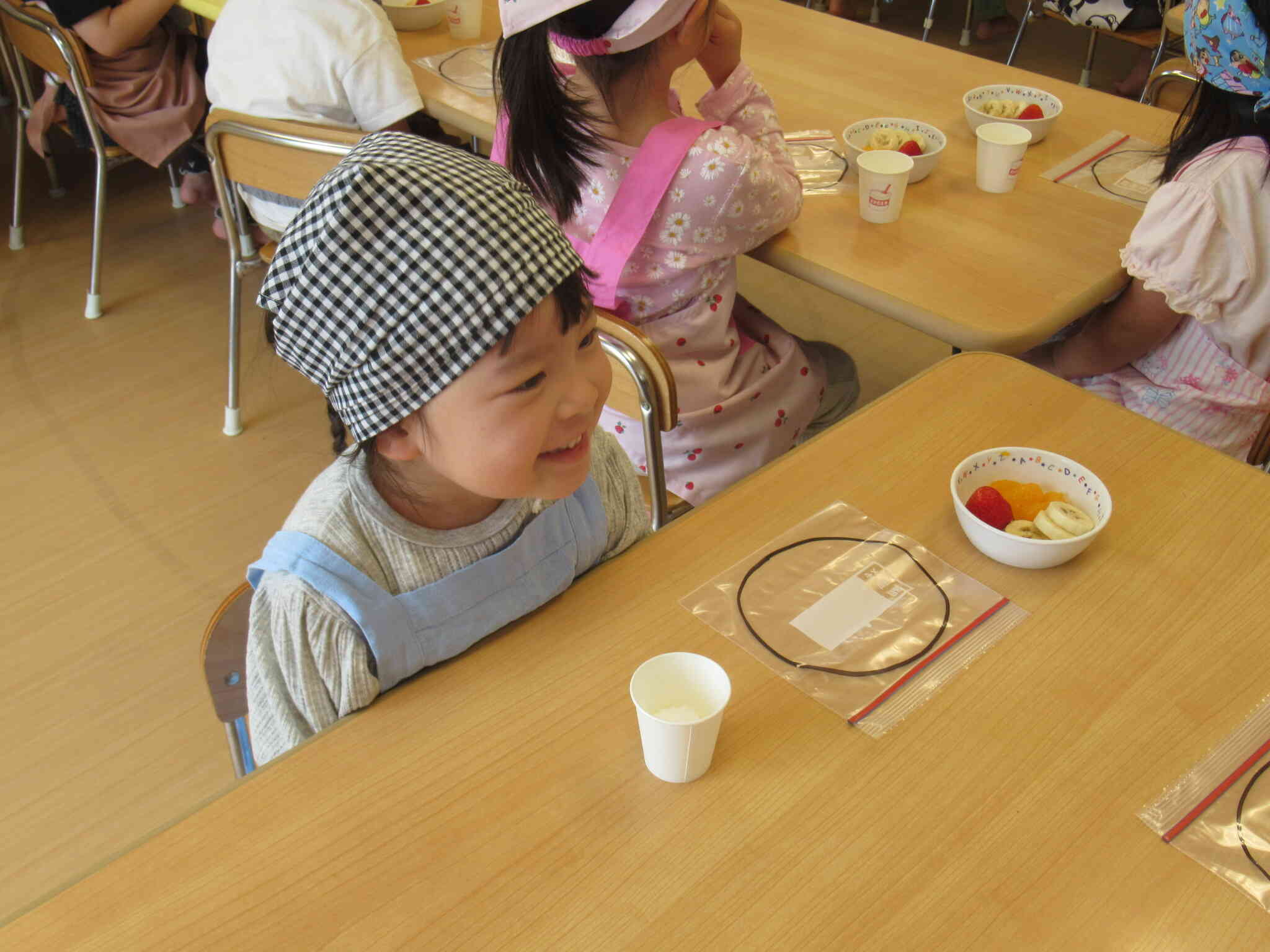 くだものを目の前にして、わくわくした表情♪