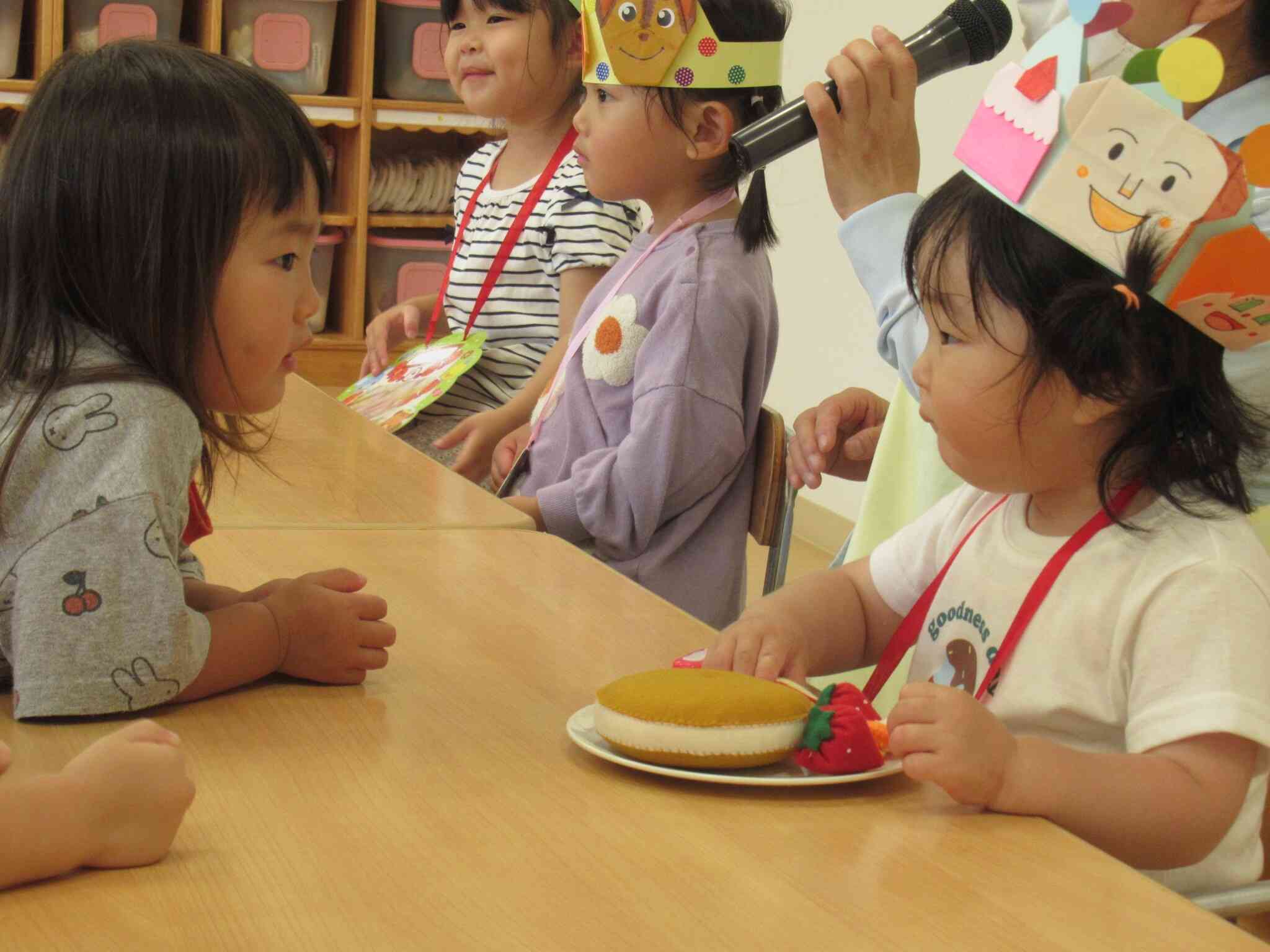 「どう？おいしい？？どんな味？」お誕生メニューに興味津々の様子♡