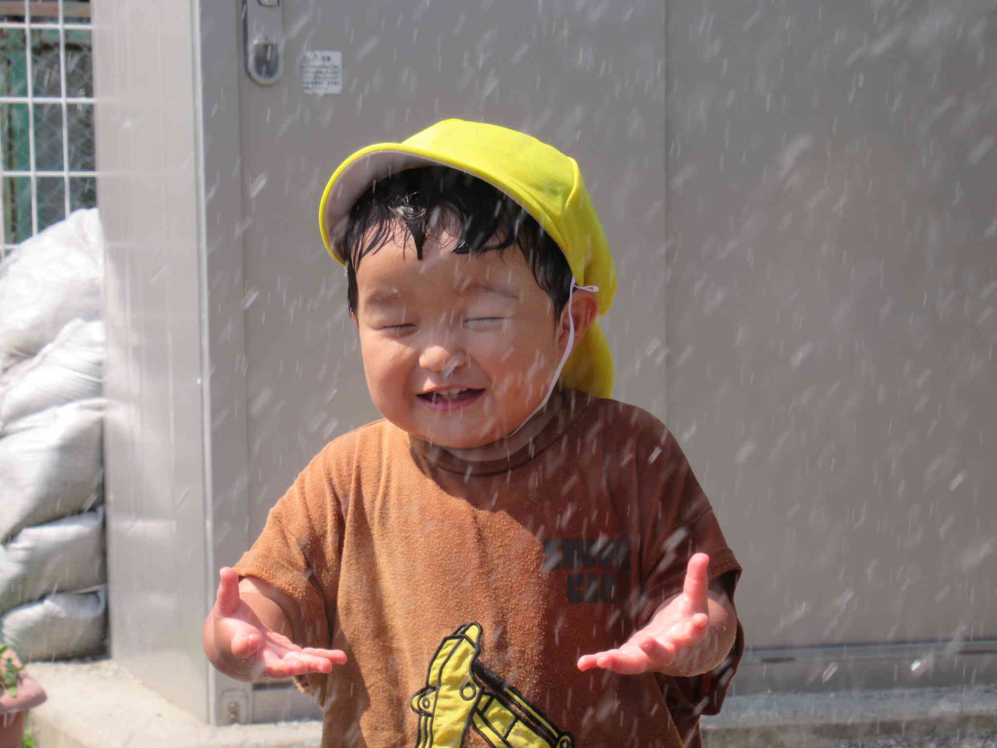 シャワー遊びひんやりしてて気持ちいい～☆