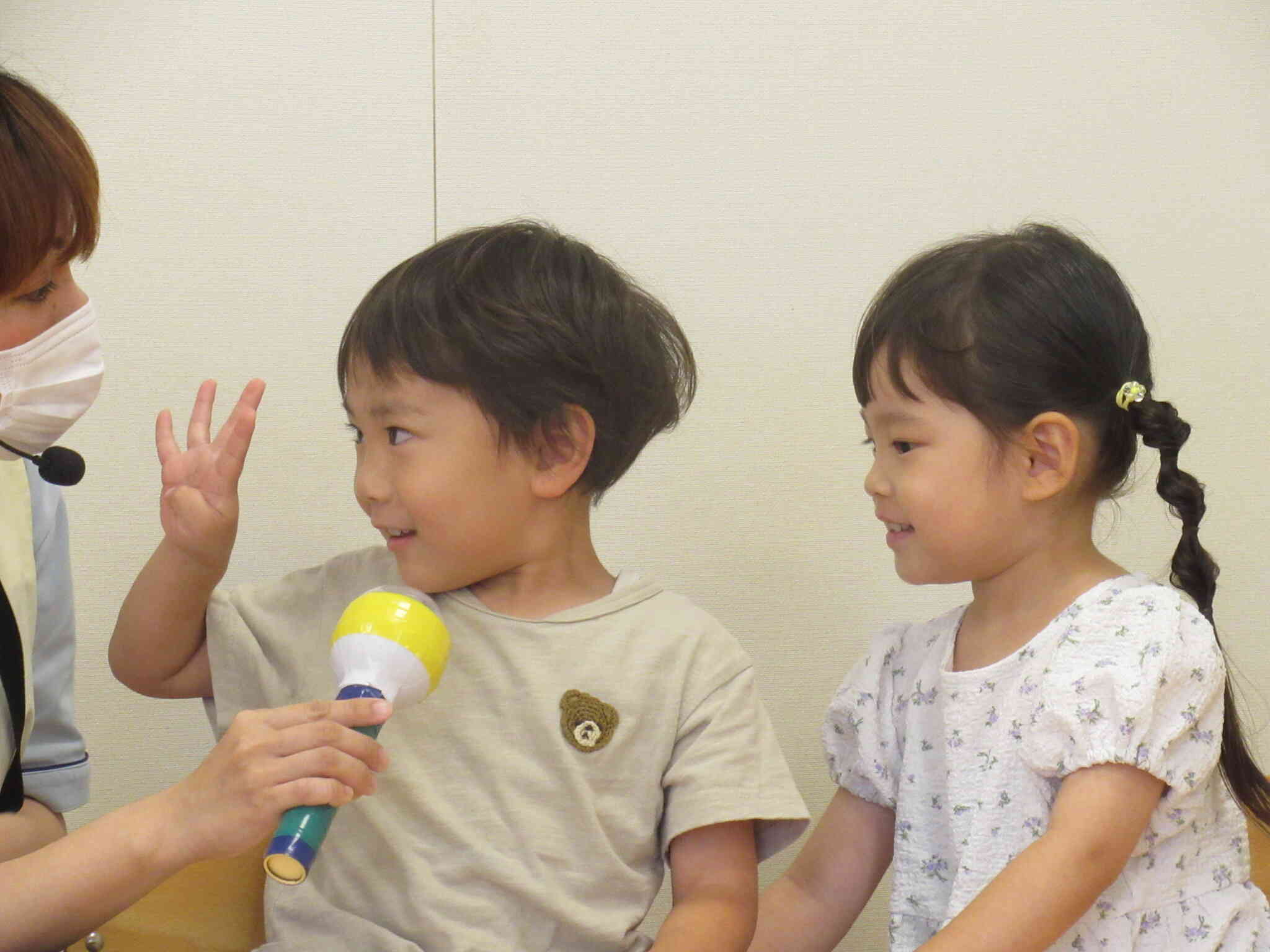 マイクを向けるとお名前と何歳になったかを答えてくれました♡４歳の４のポーズもバッチリ！