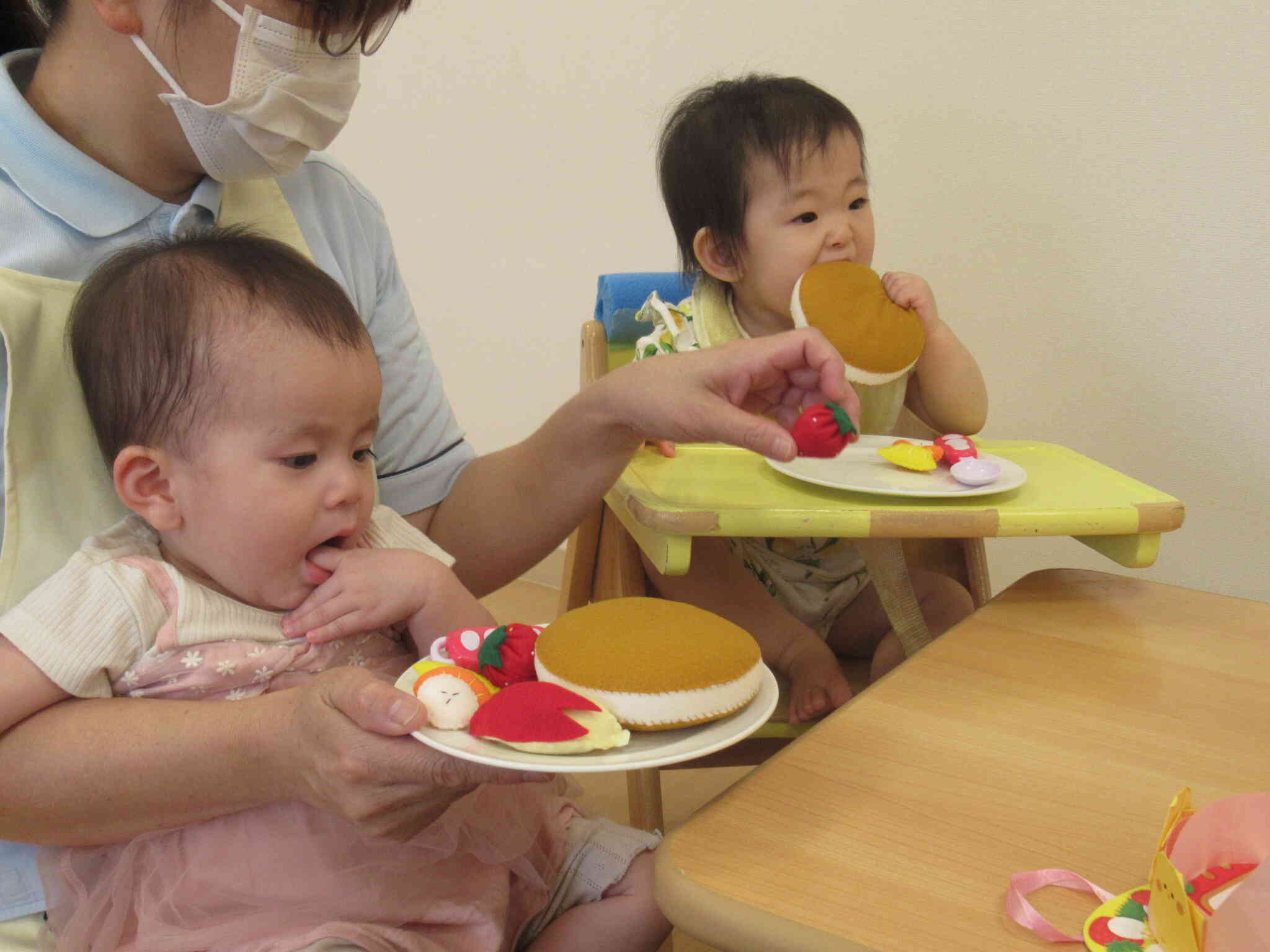 「どれにしようかな？」とごちそうをじっと見て選びました♡大好きなパンケーキを思わずパクリ！！