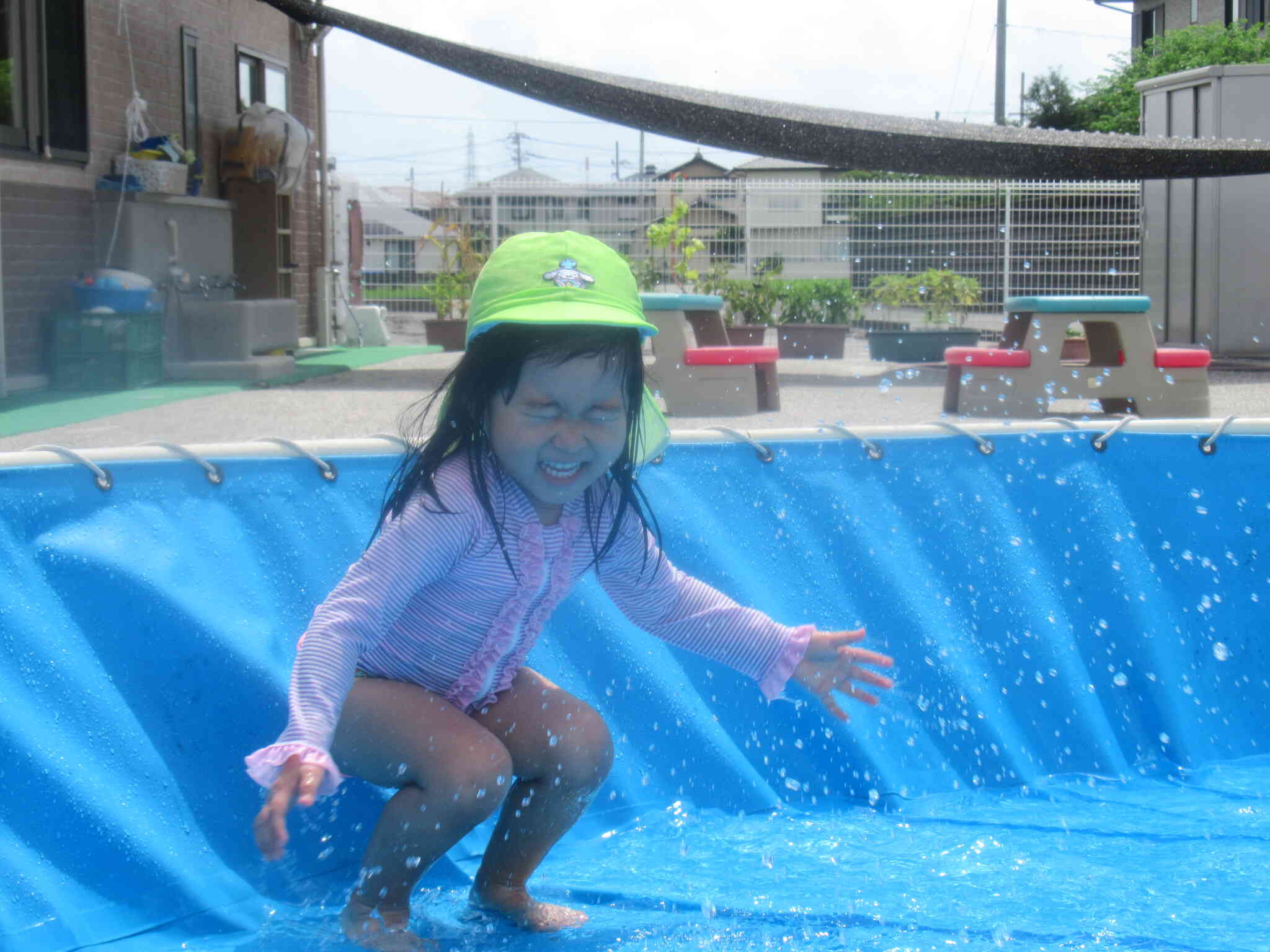 いっくよー！！お水のかけあいっこ楽しいね♪