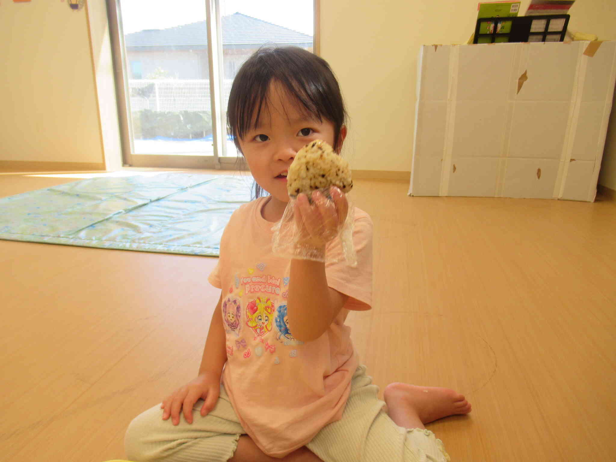 災害を想定して、ラップのおにぎりを食べてみましょう。