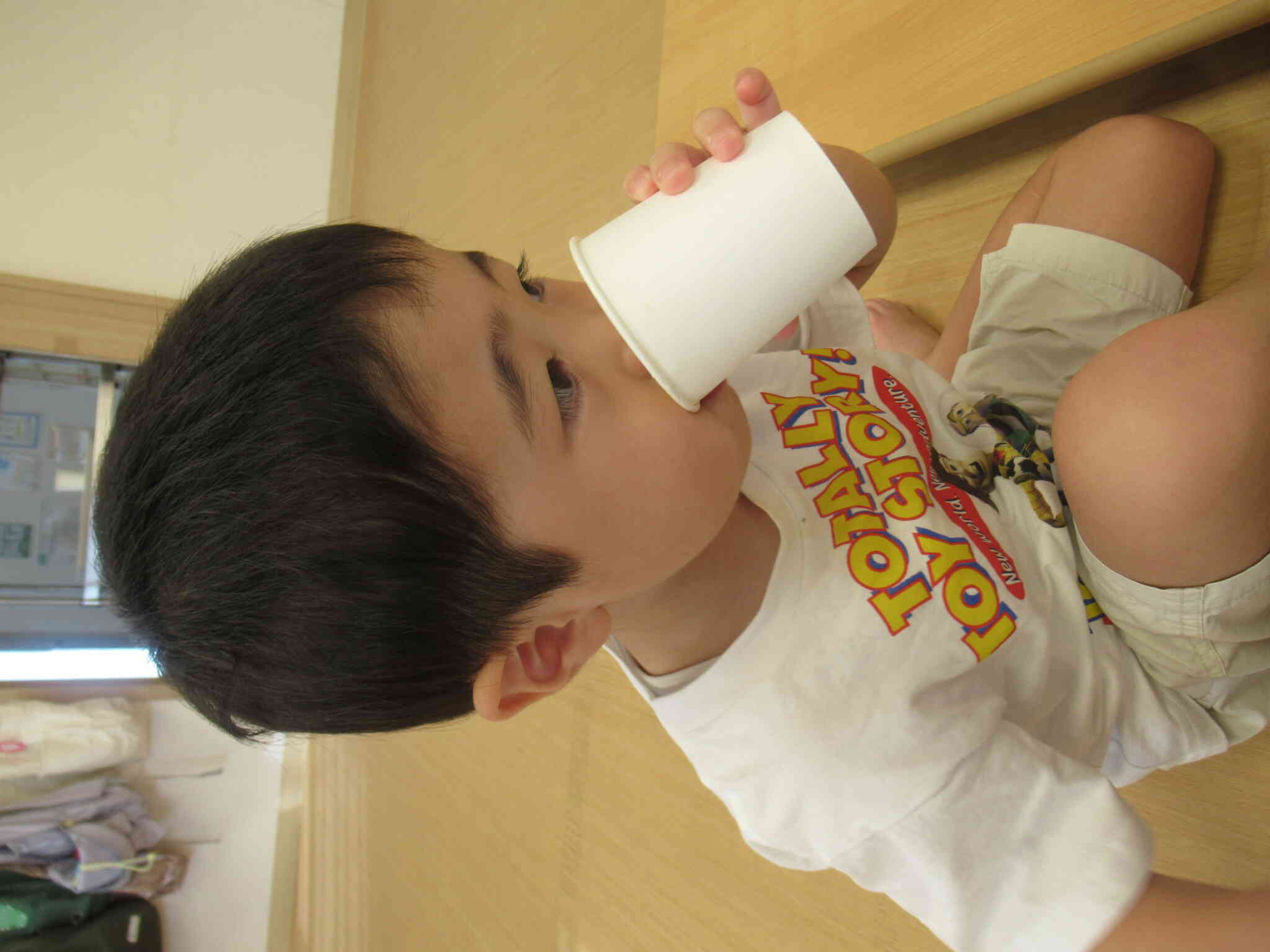 紙コップで牛乳も飲んでみました。