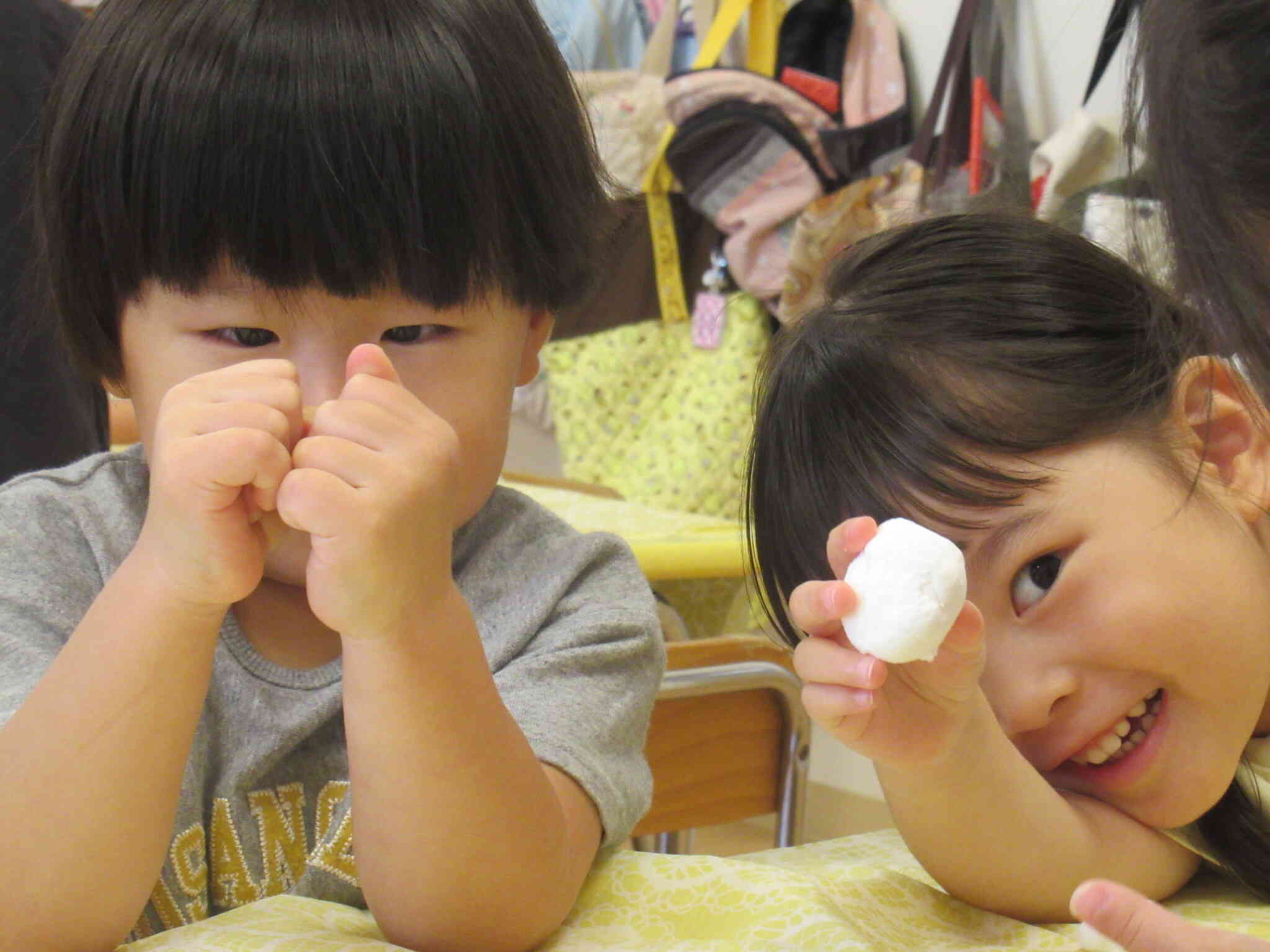 みてみて~☆お月見団子作ったよ☆ぼくのおててもまーるいお団子になっちゃった!!