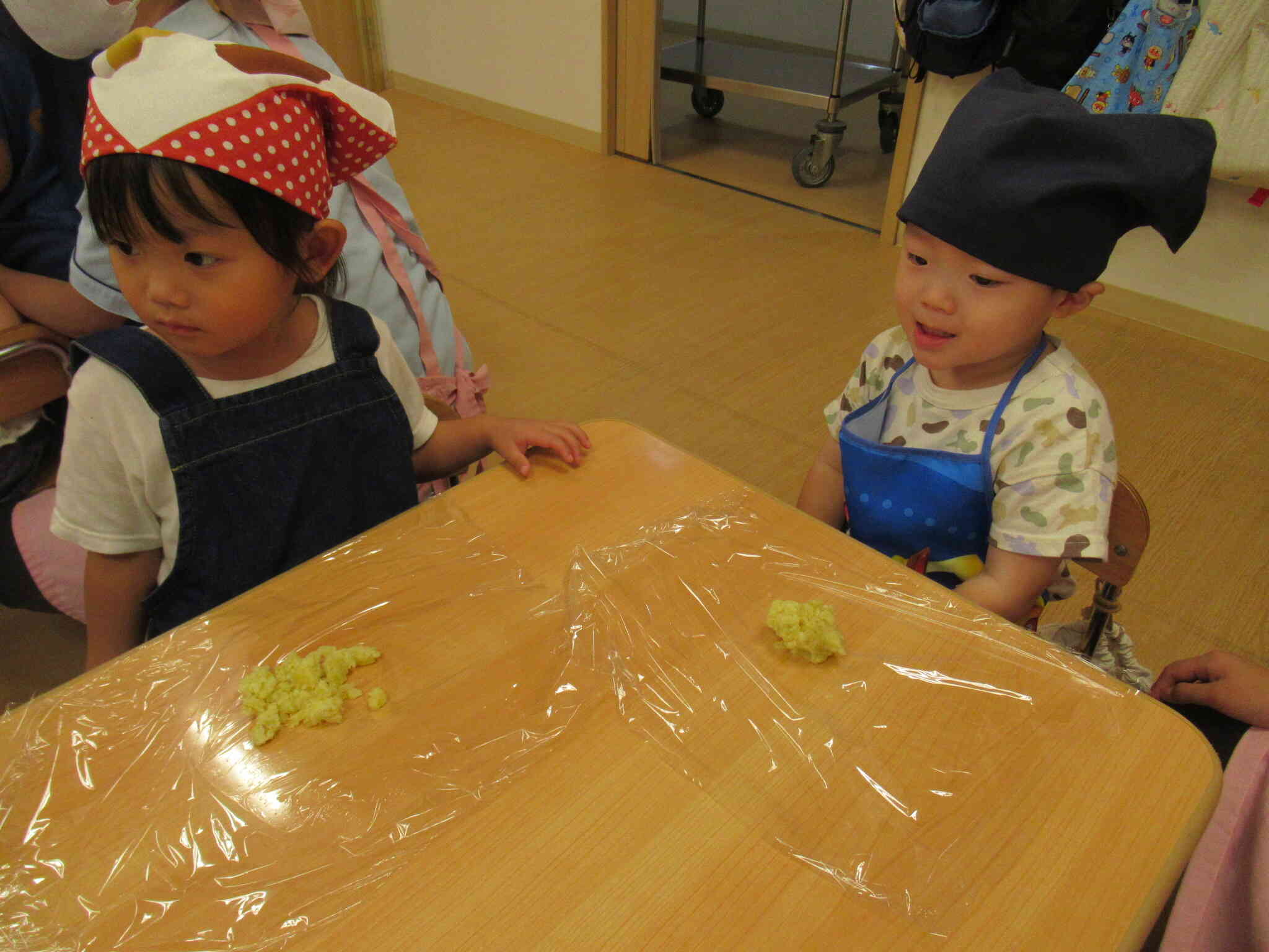 包み方の説明を聞いています