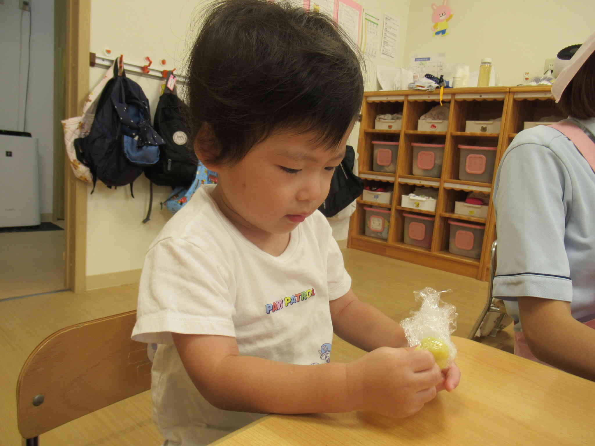 手のひらでぎゅっと握ってお団子にしていました。