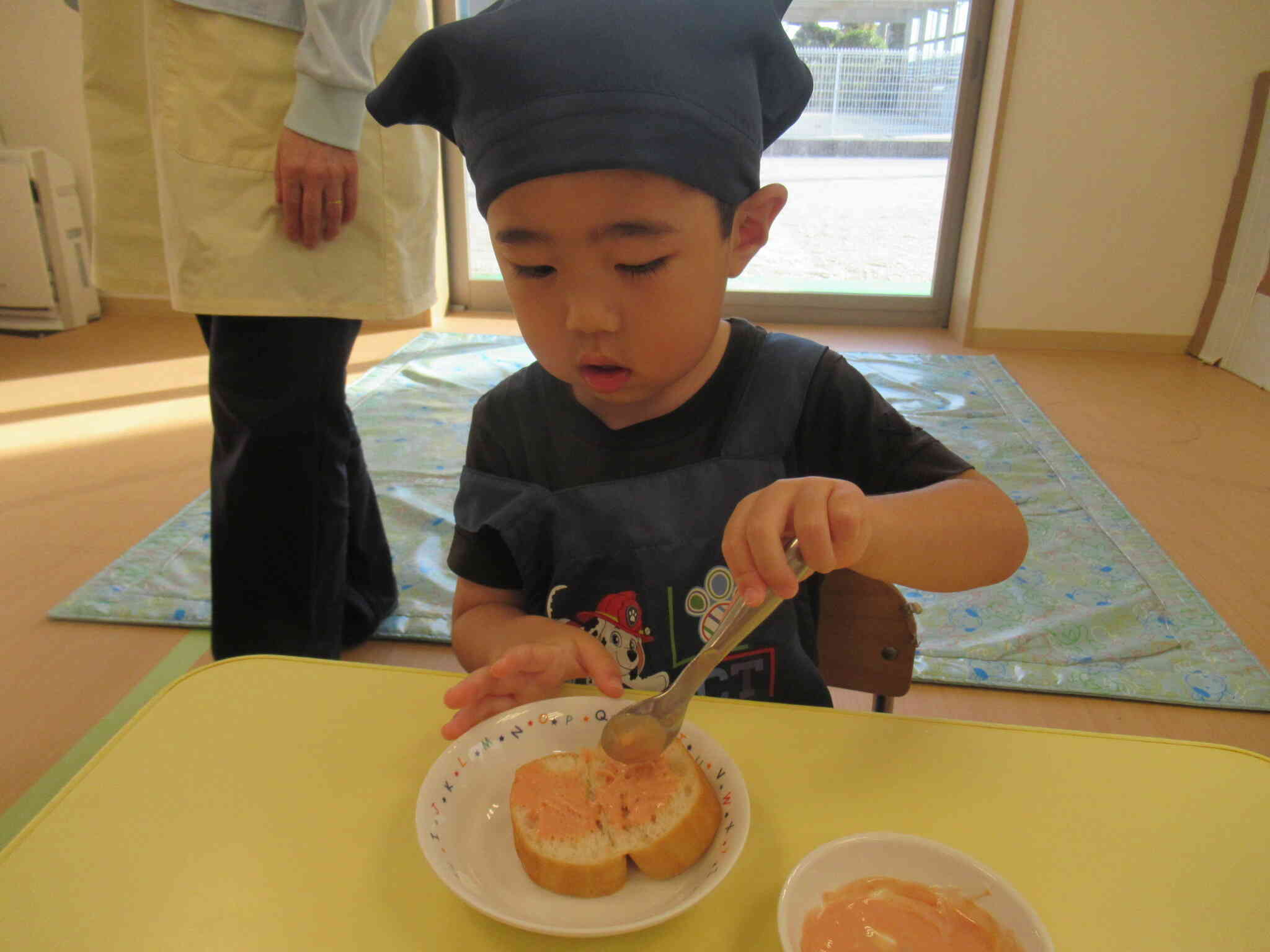 次はパンの間にソースを塗ります。