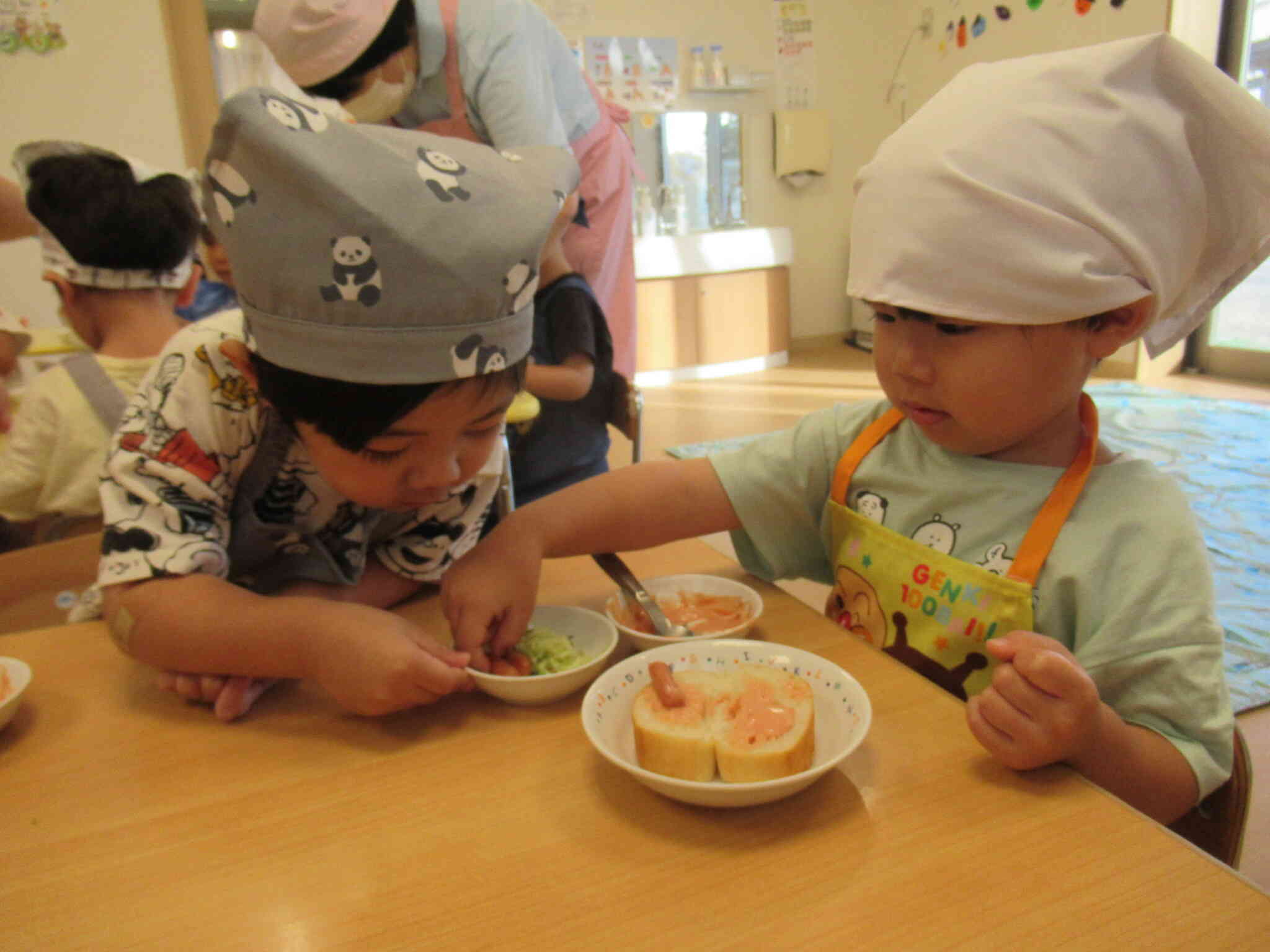 お友だちのお皿を押さえてあげて、助け合いの姿が見られました。