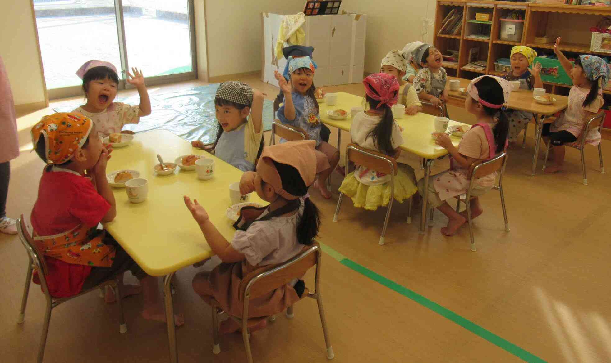 「ホットドッグ、できましたか～？」「はぁ～い！」