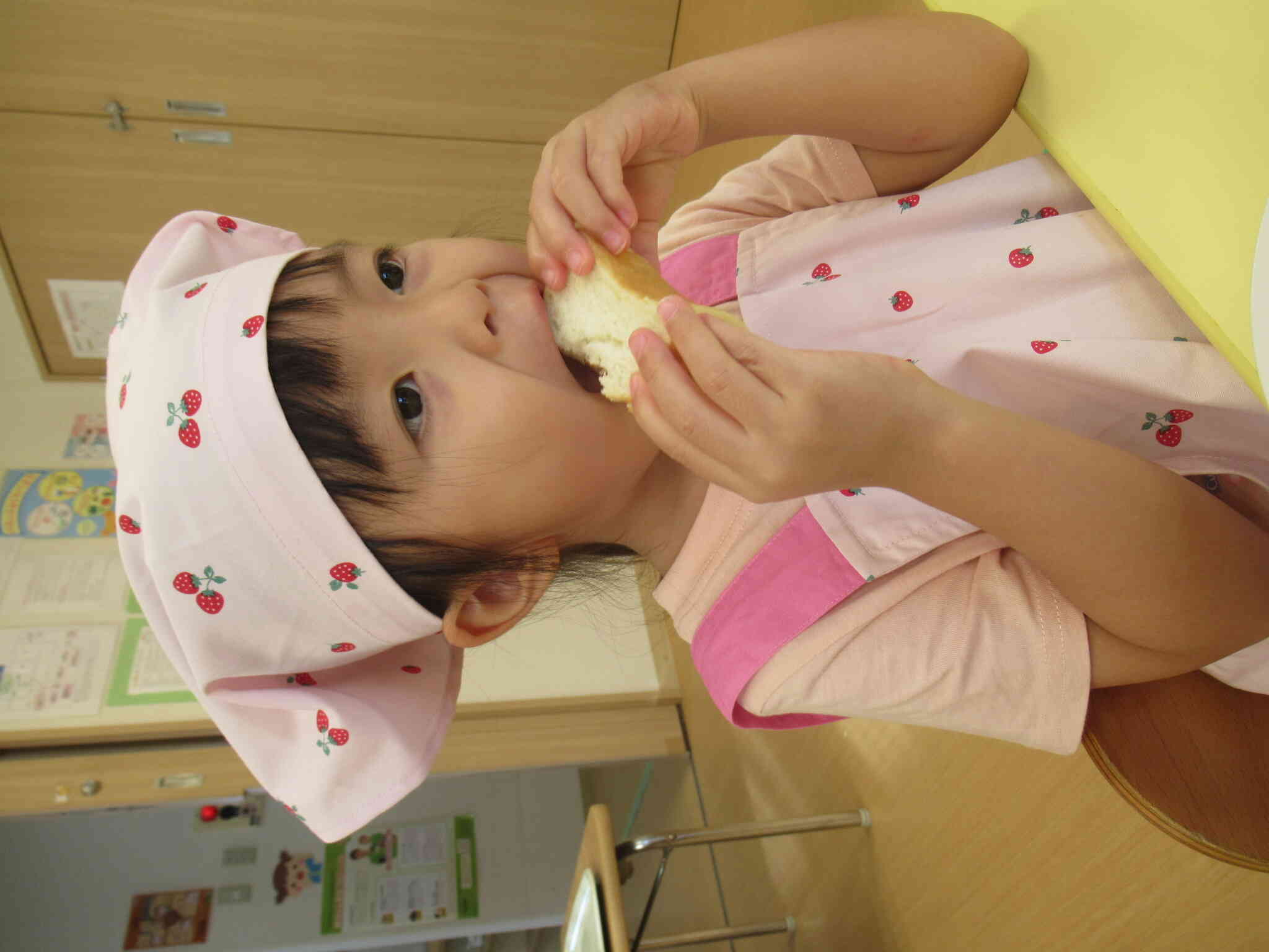 大きなお口でガブっと！「おいしい～。」