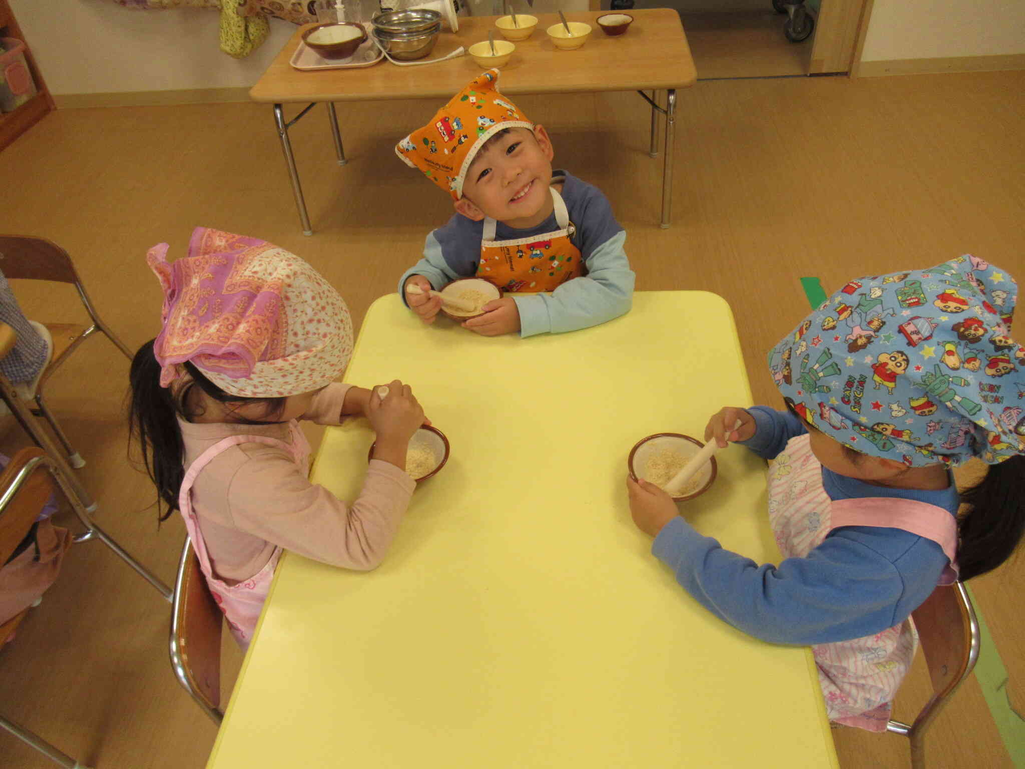 すり鉢を使って、みんなですりすり！