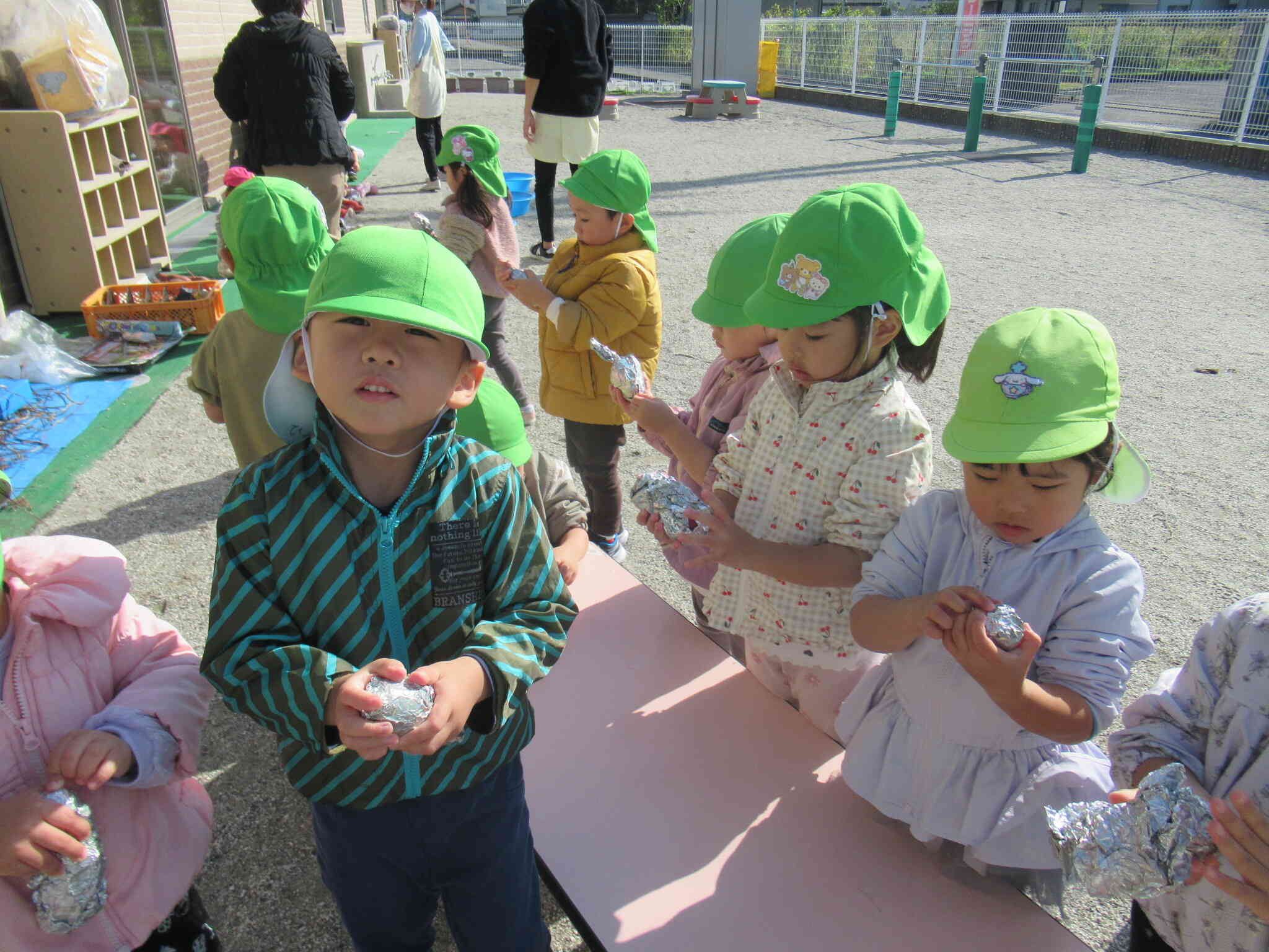 みんなで掘ったお芋で焼き芋作り！