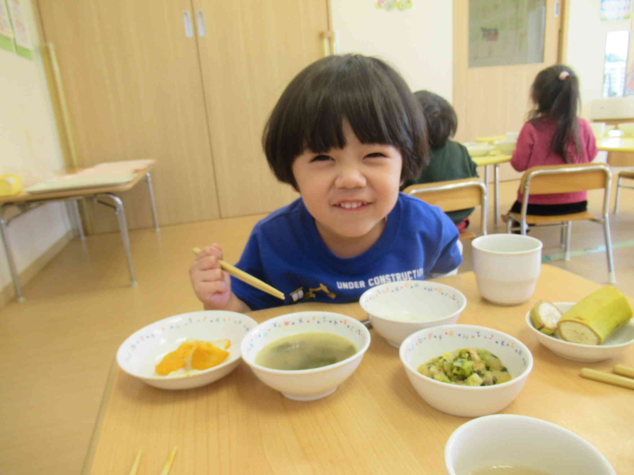 この日の給食でもお箸を使って食べたよ！