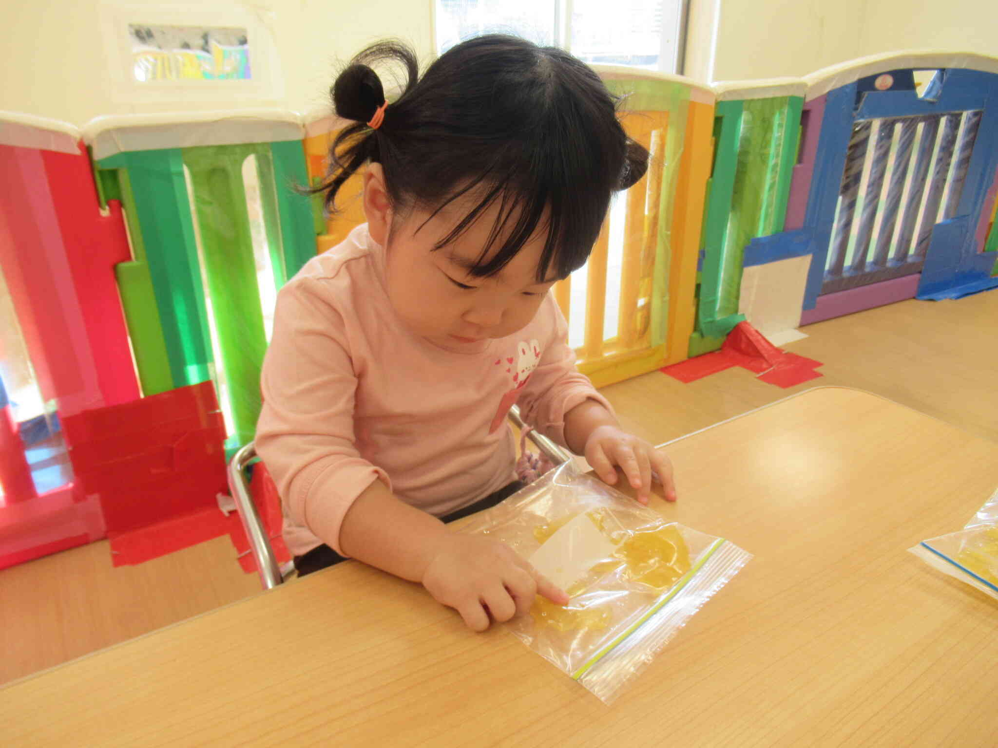 ツルツルと動くゼリーを指で上手に潰していました。