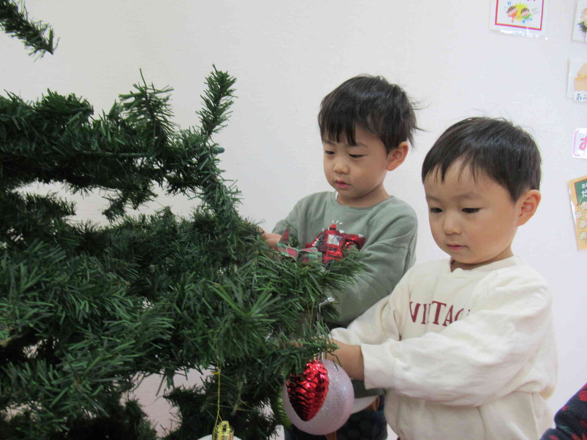サンタさん、ツリーみてびっくりするかなあ！子どもたちもワクワクした気持ちでいっぱいです♡