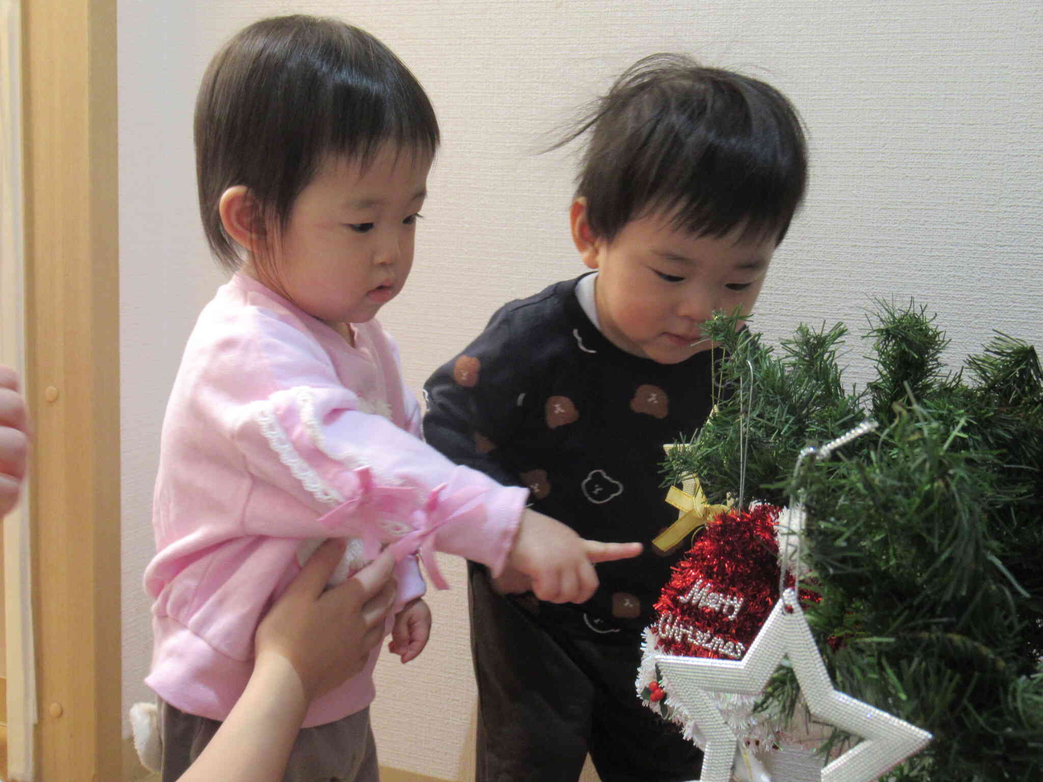 ちっちゃなおててで不思議そうに触っている様子がとっても可愛い♡