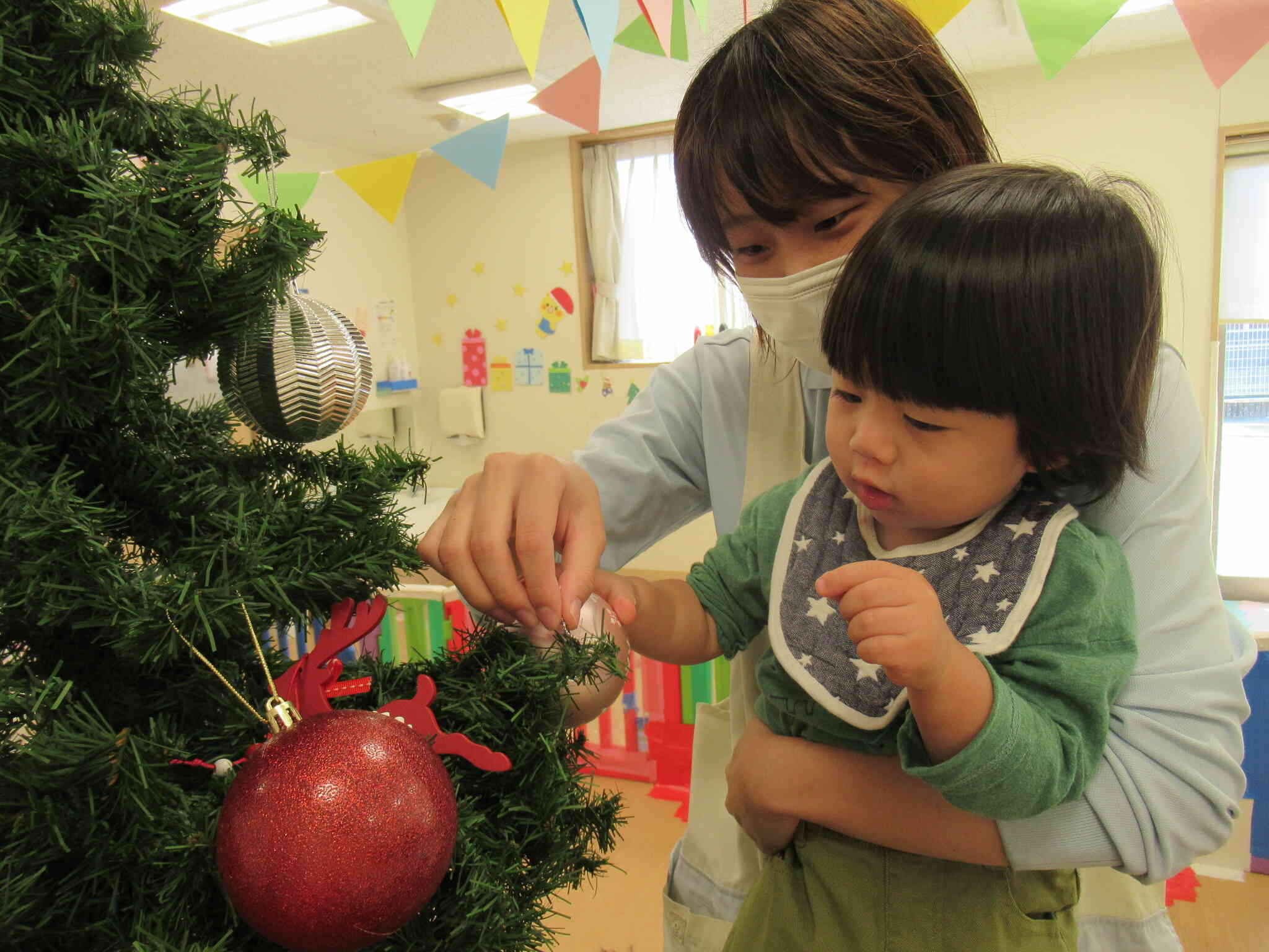 先生と一緒にたかーい所に飾りをつけたよ☆