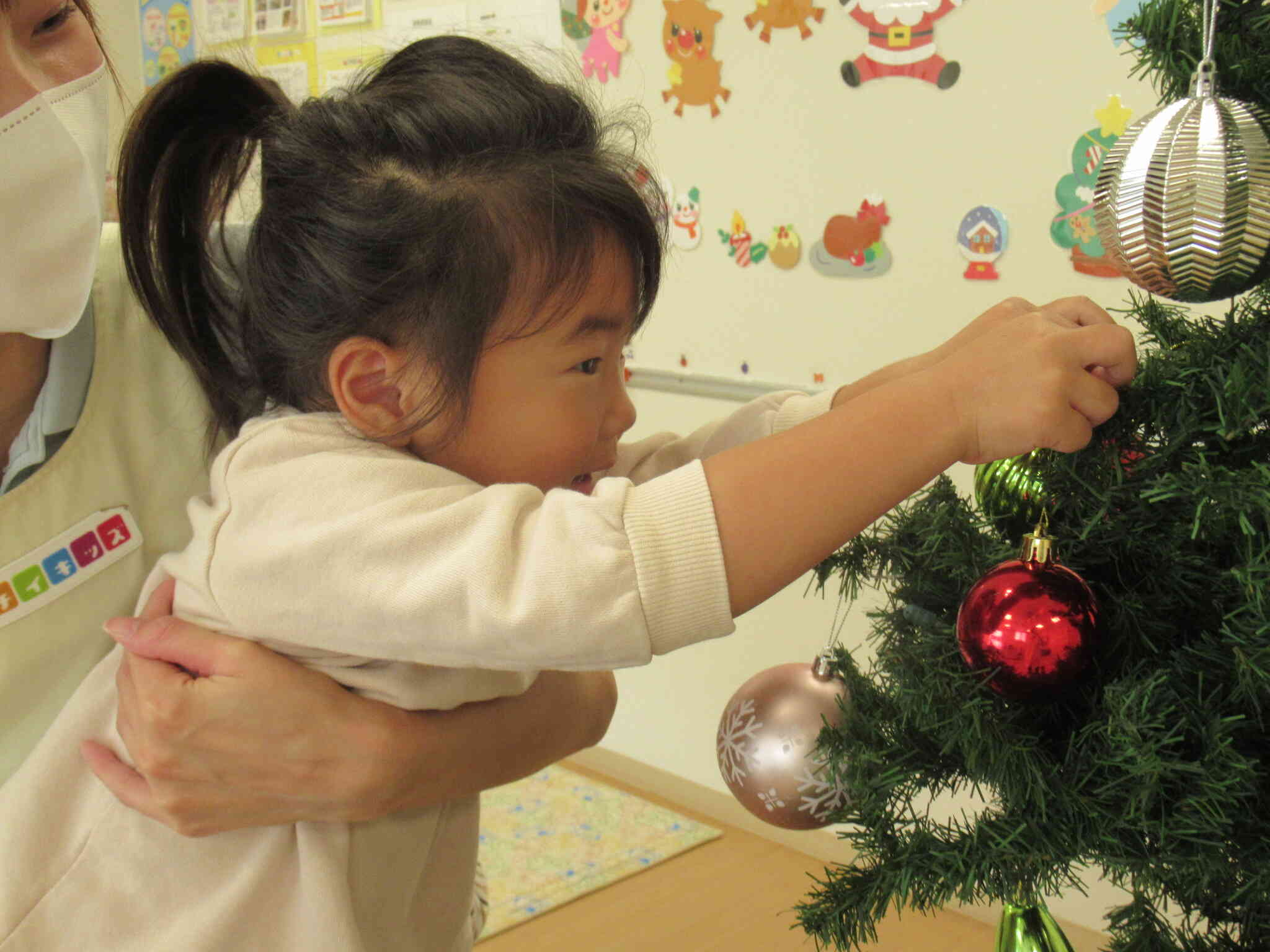 ゆっくりね。そうっとね。大事そうに飾りをつけてくれています☆