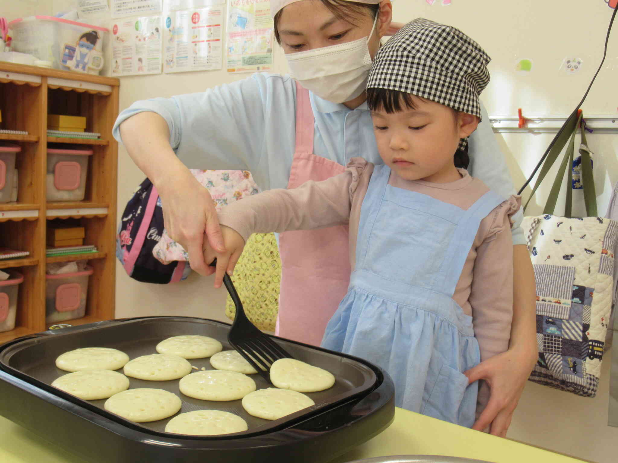 ホットケーキをひっくり返してみましょう！
