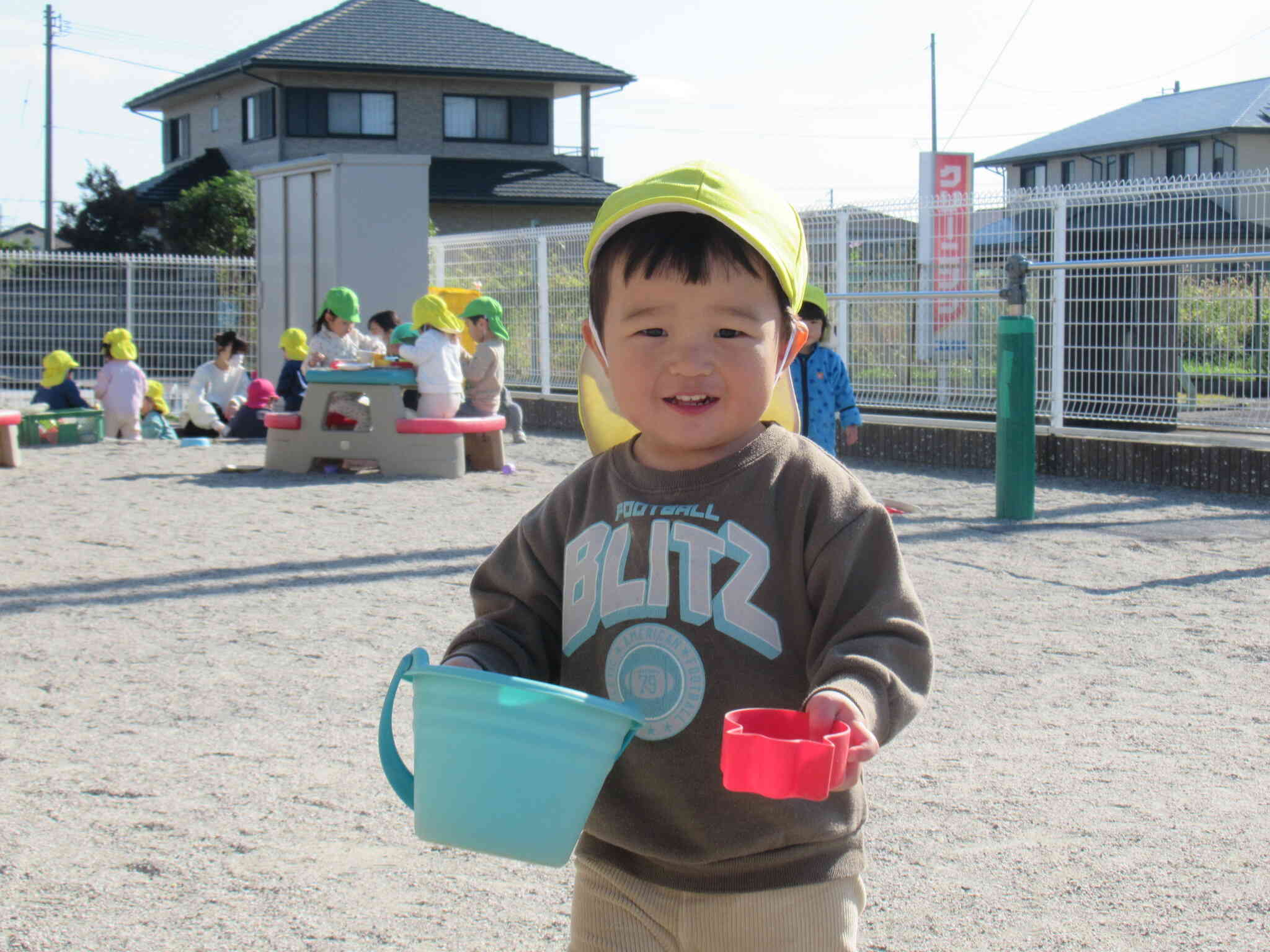 お気に入りのお砂場グッツをもって今日もお砂遊び楽しむよー！！