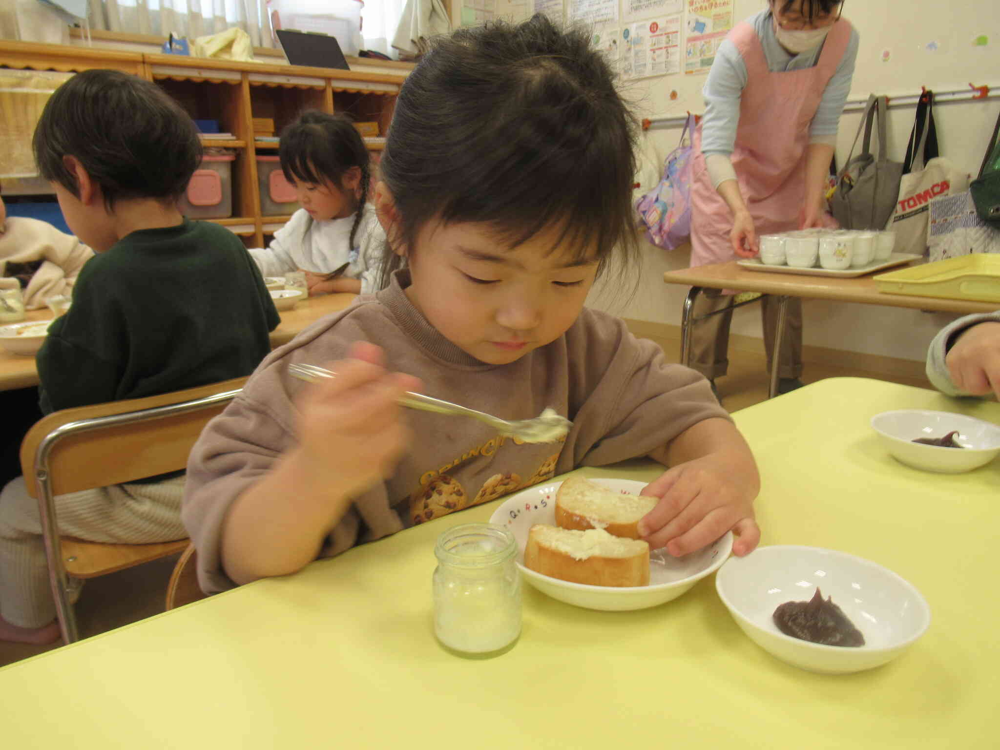 自分で作ったスペシャルなバターをトーストにぬりぬり♪