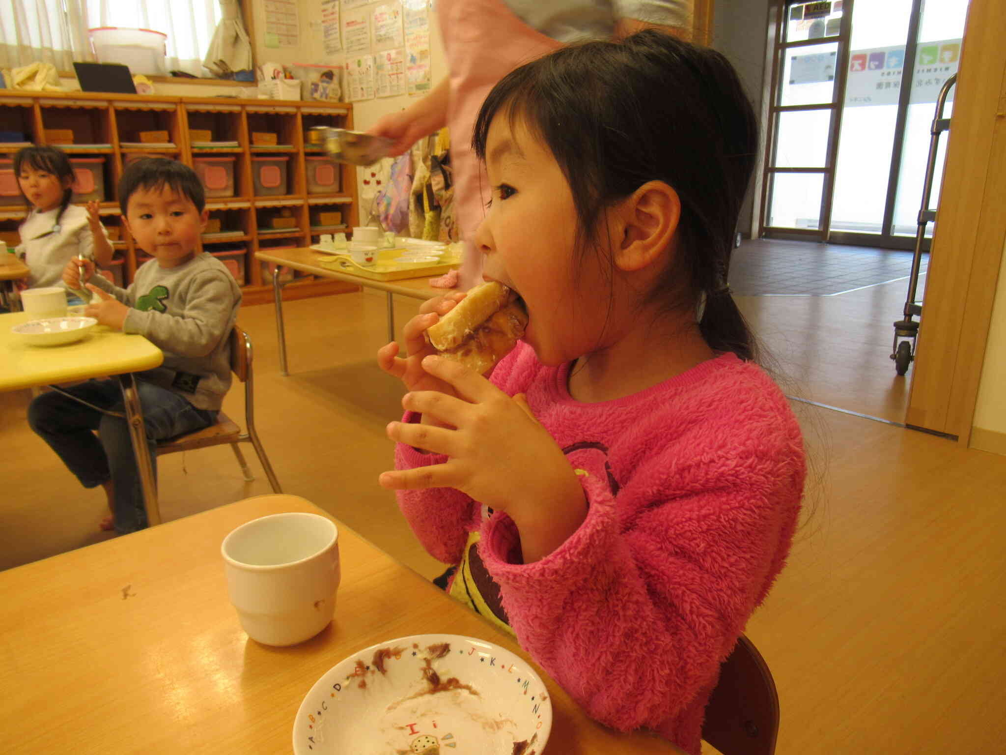 出来上がったバターとあんこをサンドして、大きなお口でパクリ⭐︎