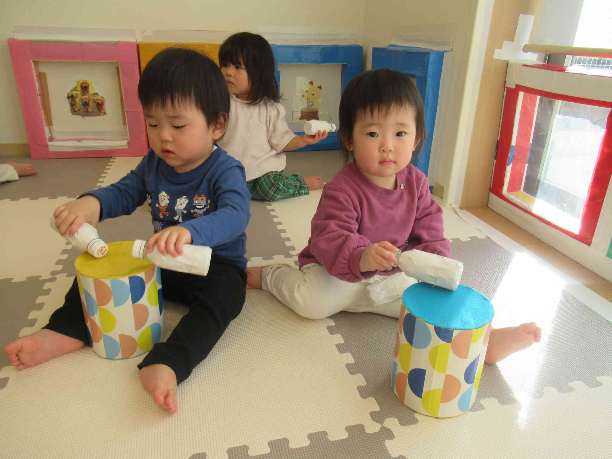 手作り楽器でたいこ遊びのひよこ組さん♪楽しそうな音が部屋中に響いていました♪