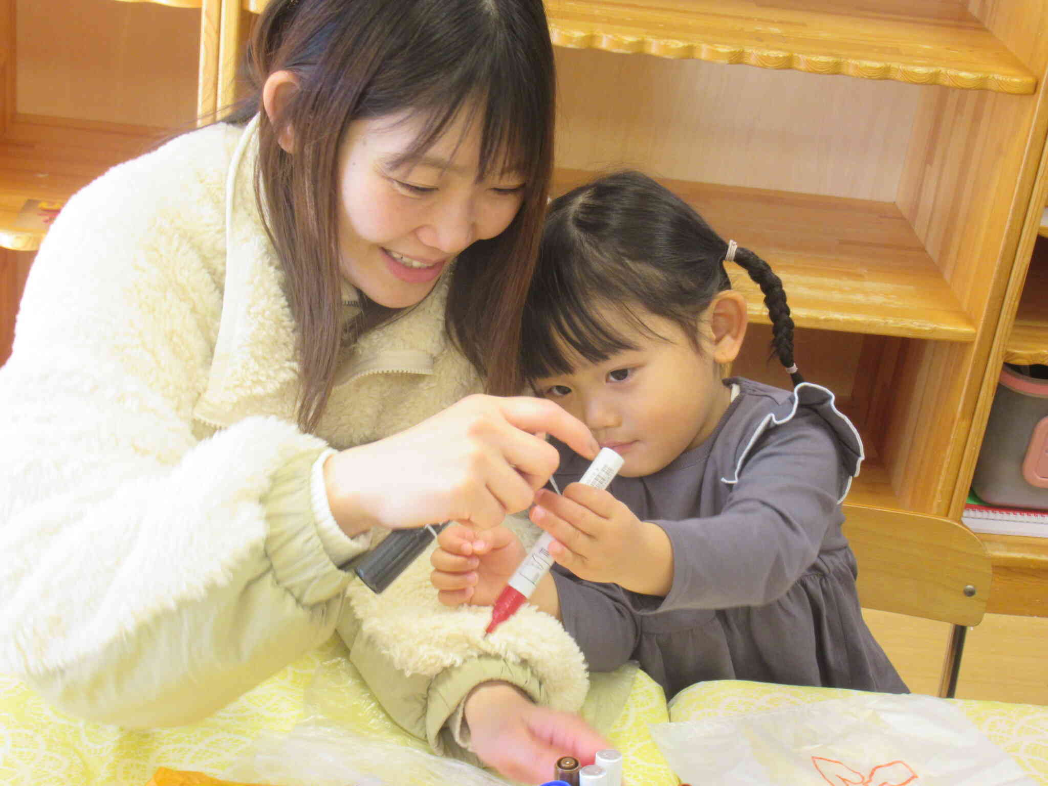 ママ一緒にしよう♡二人で一緒にたこに模様を描いていました♡とっても可愛いたこが出来たね！！