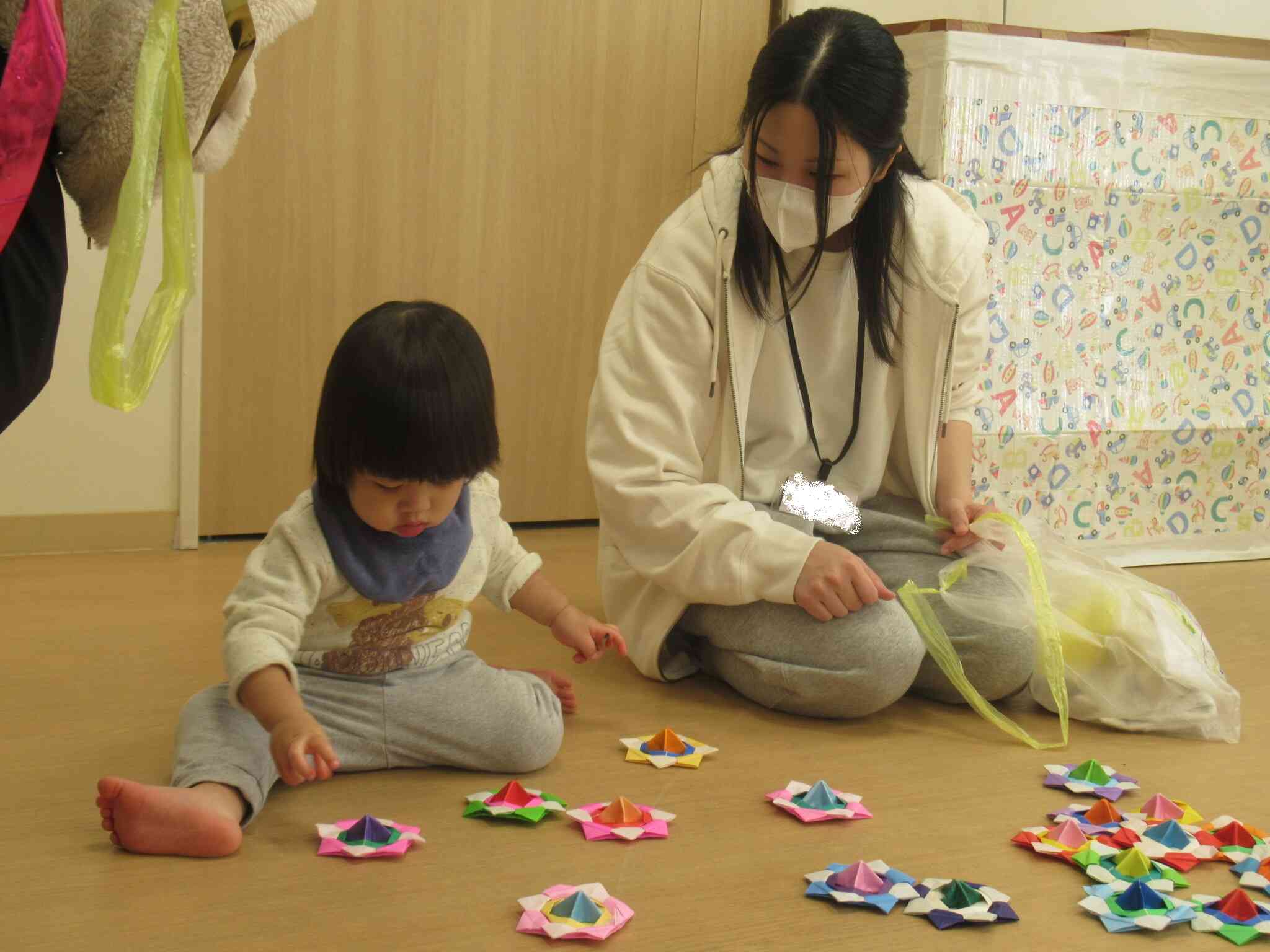 コマ回しに夢中♡ちっちゃなおててでコマをつかんでくるっと回るとびっくり仰天☆ママと一緒に何度も挑戦してました！！