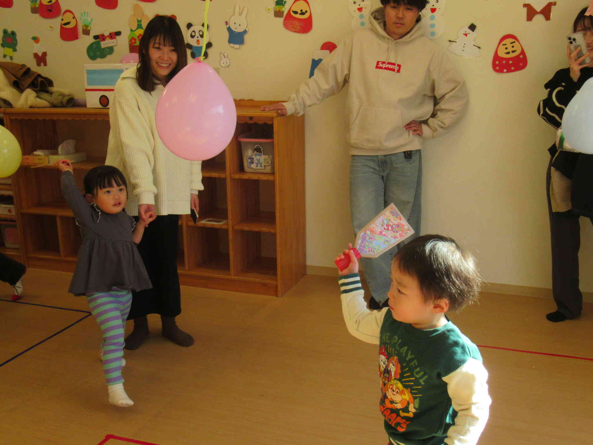 ふわふわ浮かんでいる風船を羽に見立てて羽子板遊び☆お友だちと一緒に交代で楽しんでいました♪