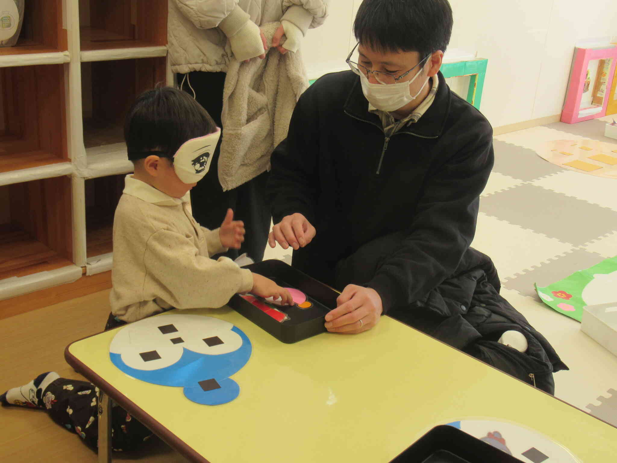 アイマスクをして本格的な福笑いに挑戦！！ゆっくりと手で形を確かめながら・・・挑戦中☆