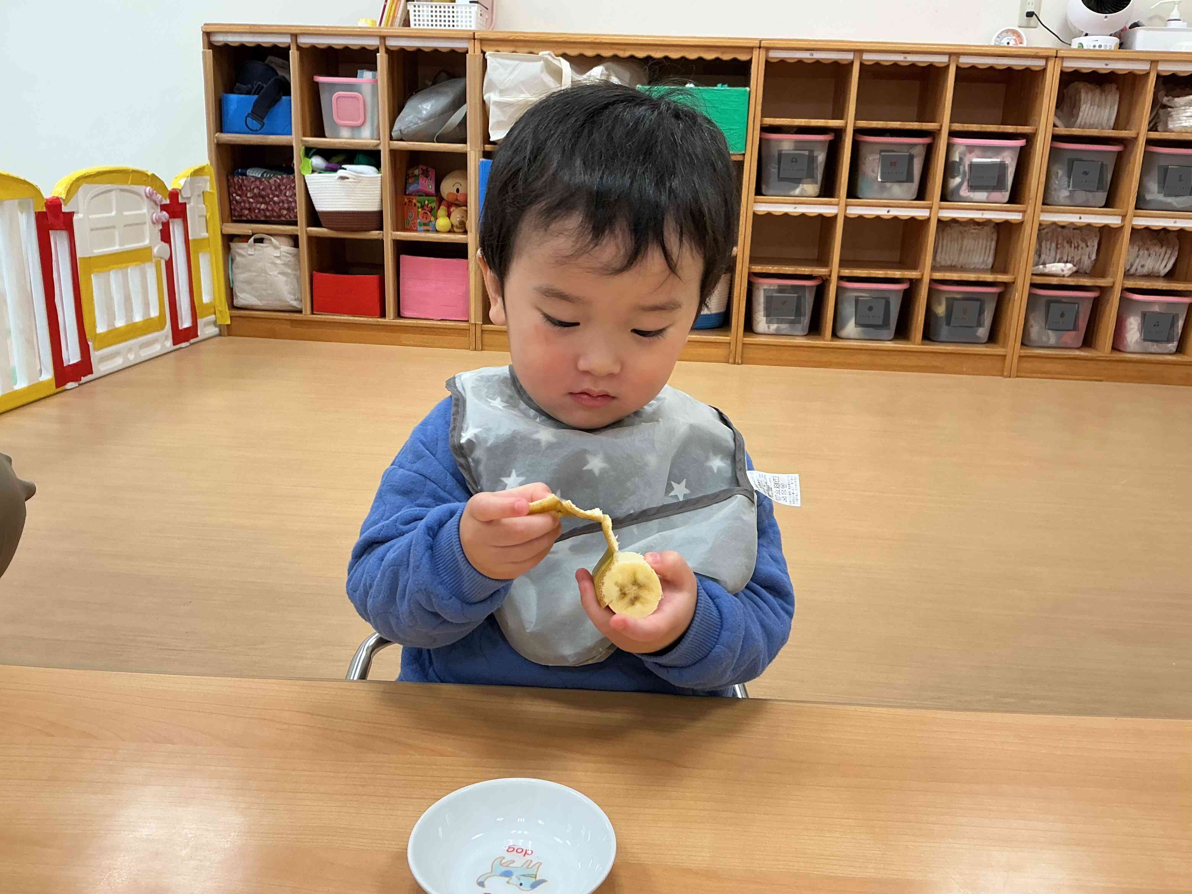 指で皮をつまんで、くるくるとむいていました。