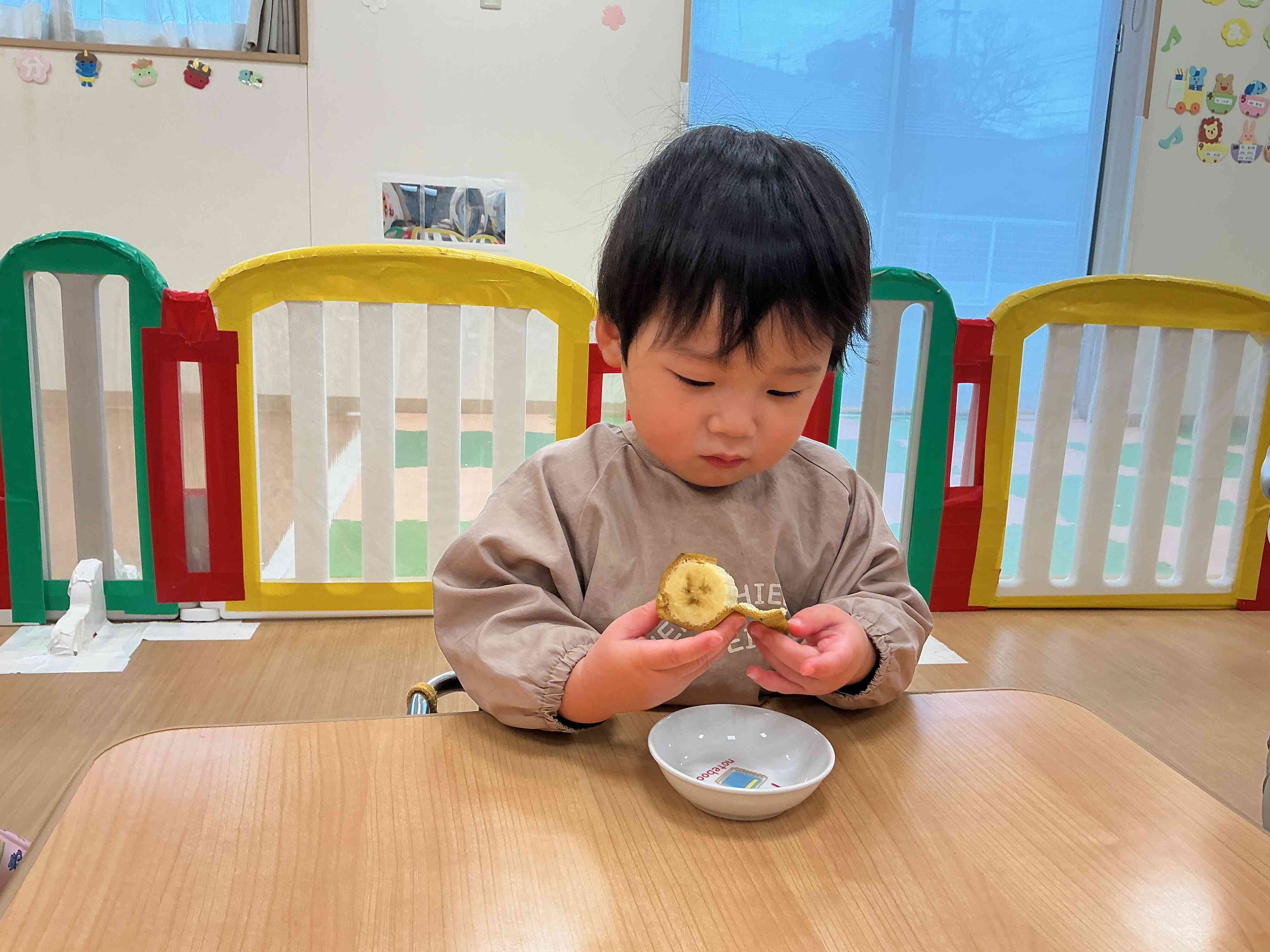 今日はバナナの皮を自分でむいてみよう！