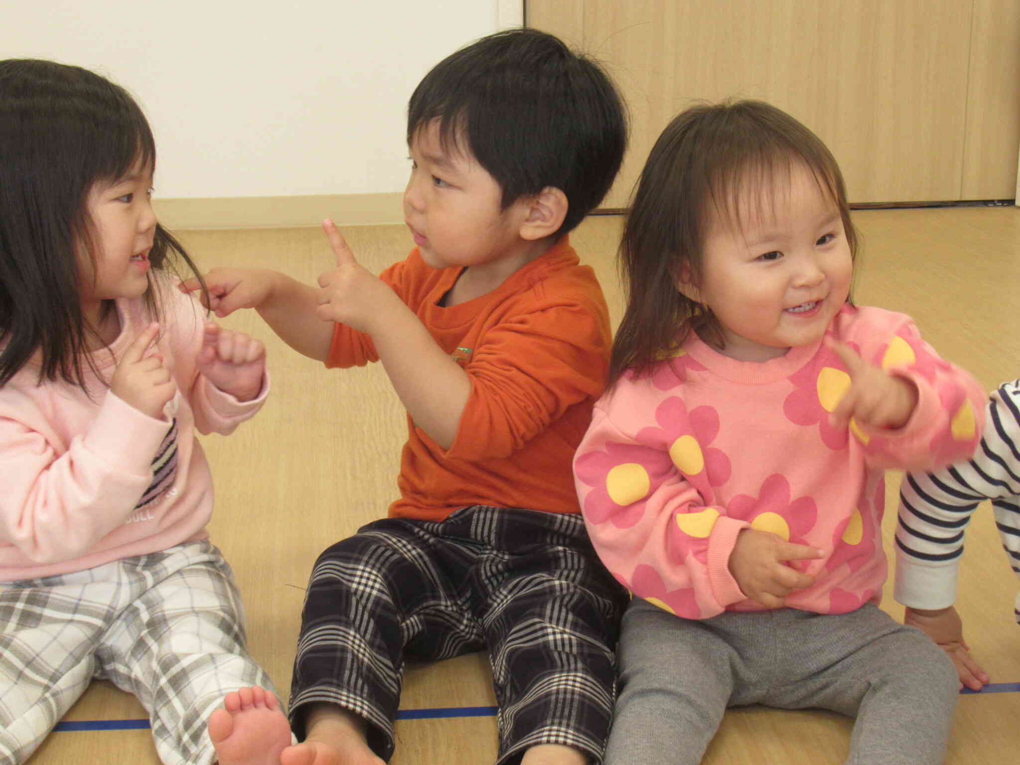 つんつんつん！！お友だちと一緒に♡つんつんしあいっこ遊び♡