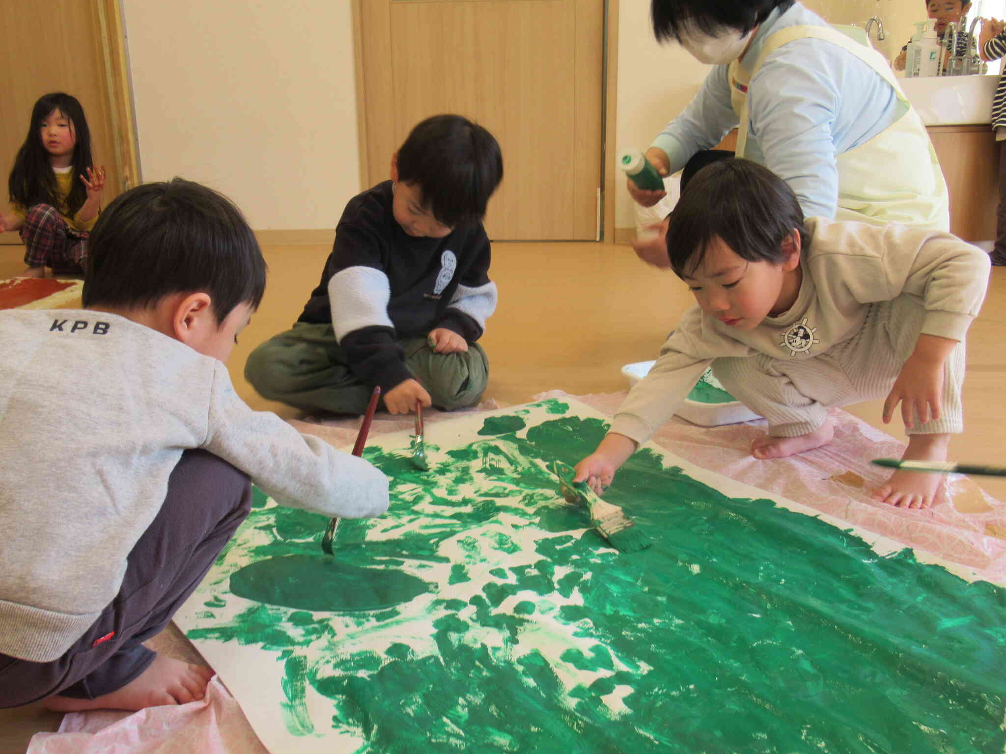 大きな紙にみんなで一緒に色を付けたよ☆これはね発表会の準備のひとつ☆とっても大きなものに変身するんだよ！！