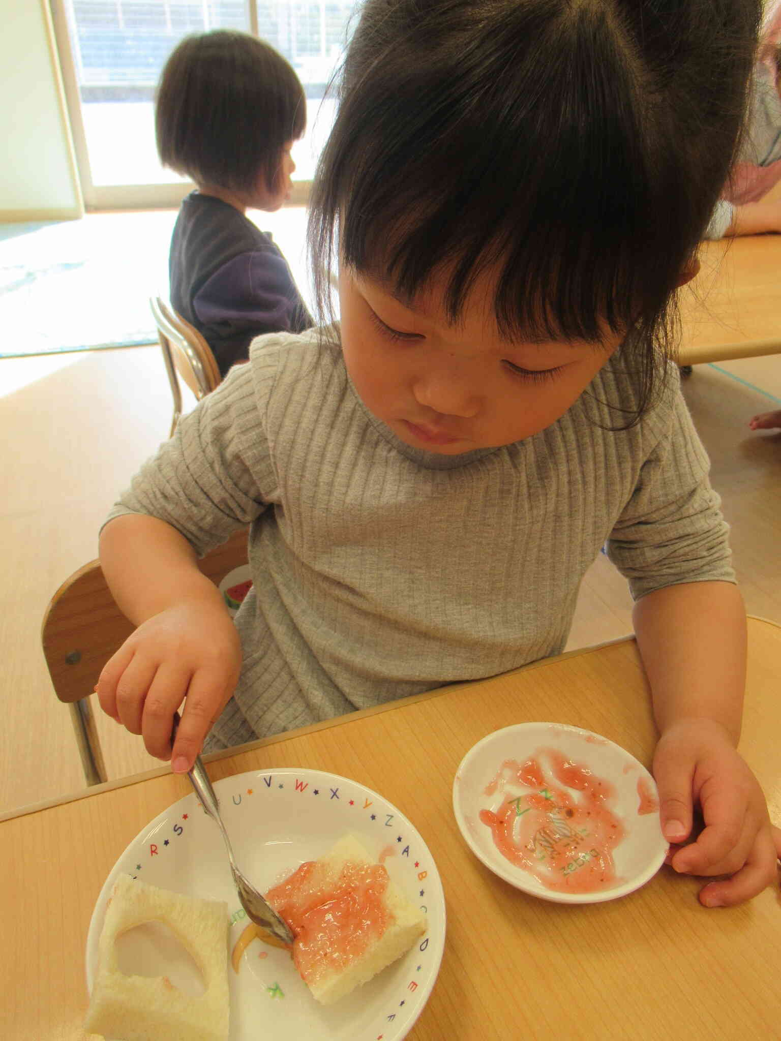 いちごジャムをぬってみよう！