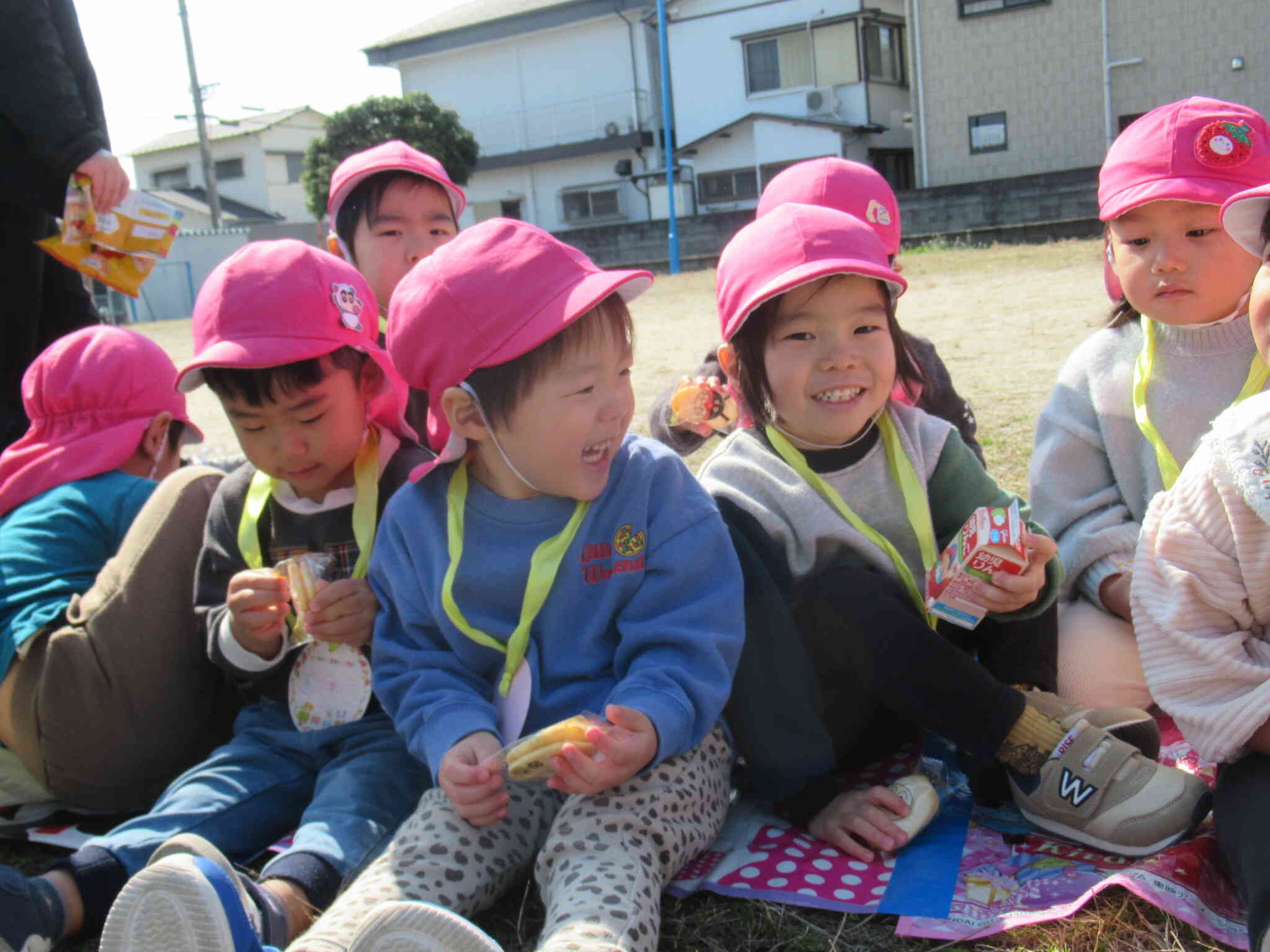 ポカポカお天気！みんなでお散歩に出かけたよ！ちょっと公園で休憩タイム☆