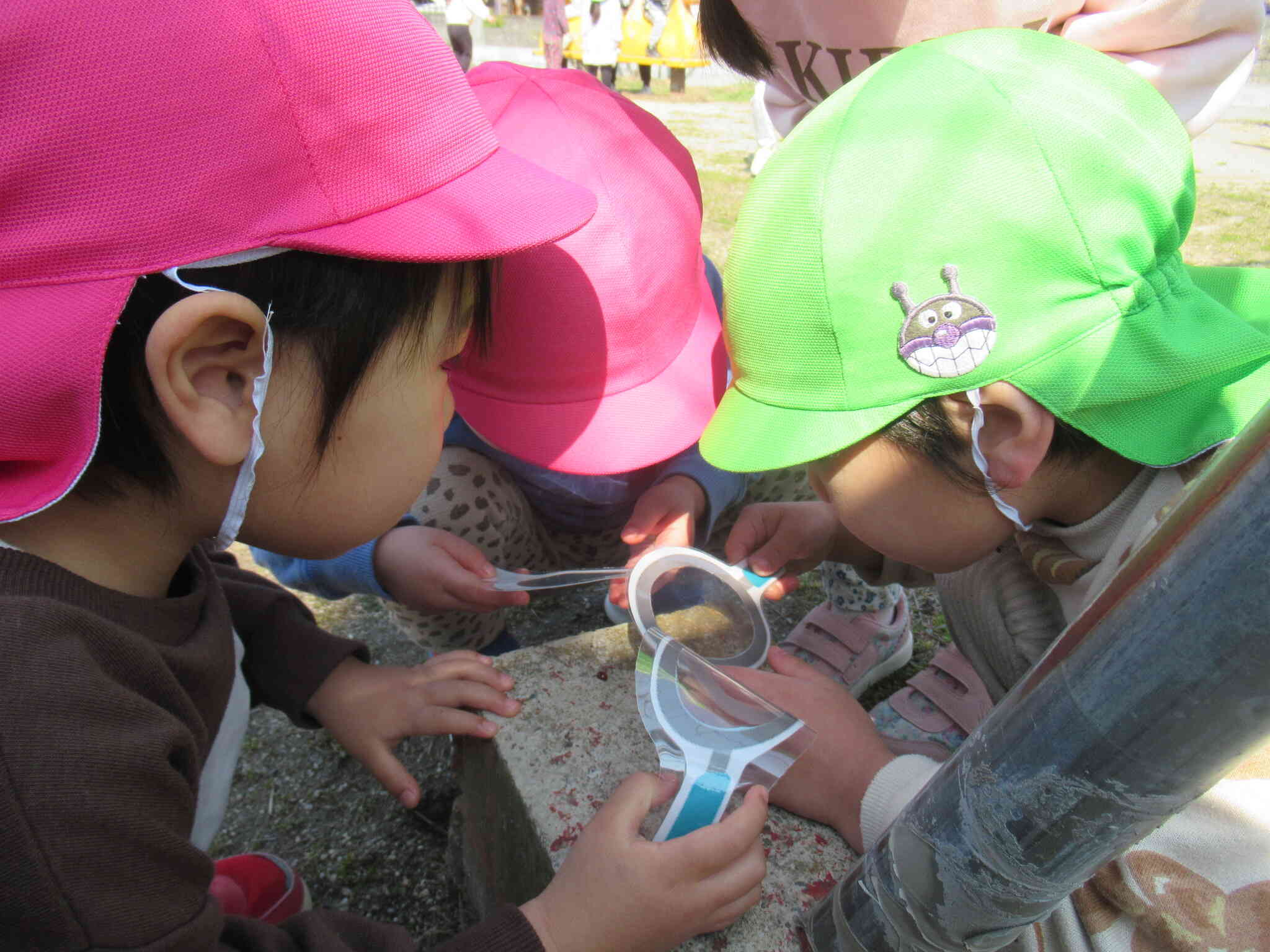 何かを発見したようです！！虫メガネを使ってじっくりと観察中☆