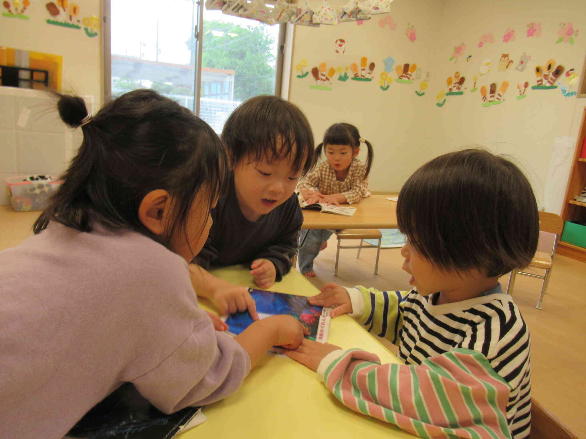 図鑑をひろげてみんなでお話しタイム☆