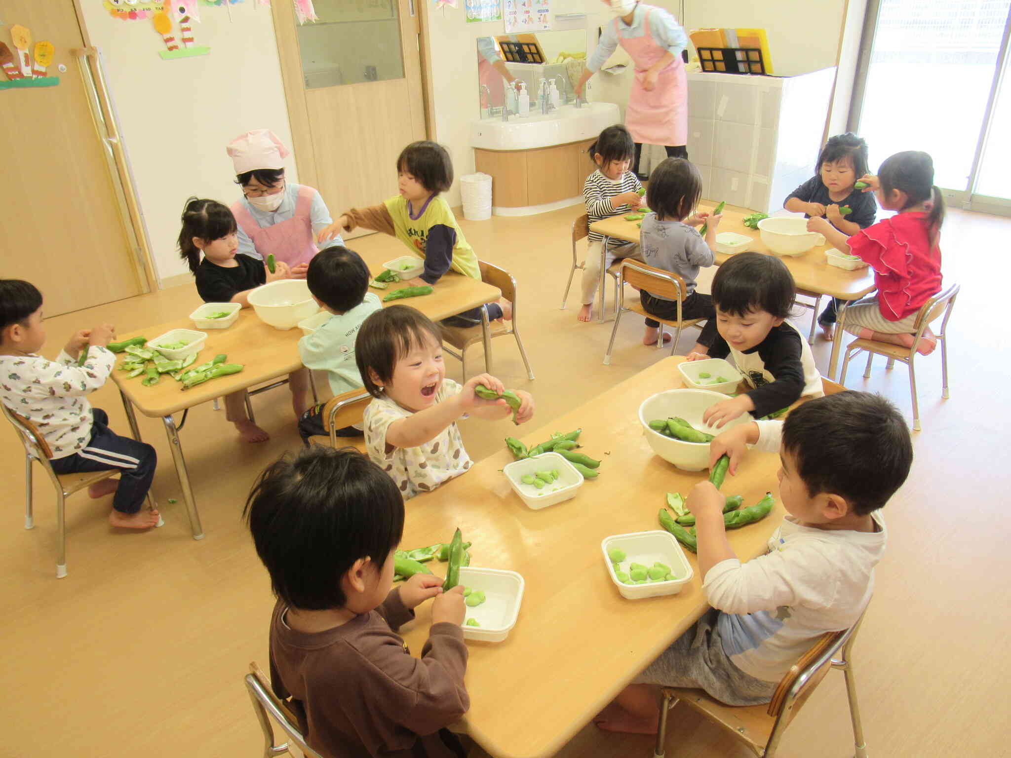 みんなでそらまめのさやをむいてみよう！